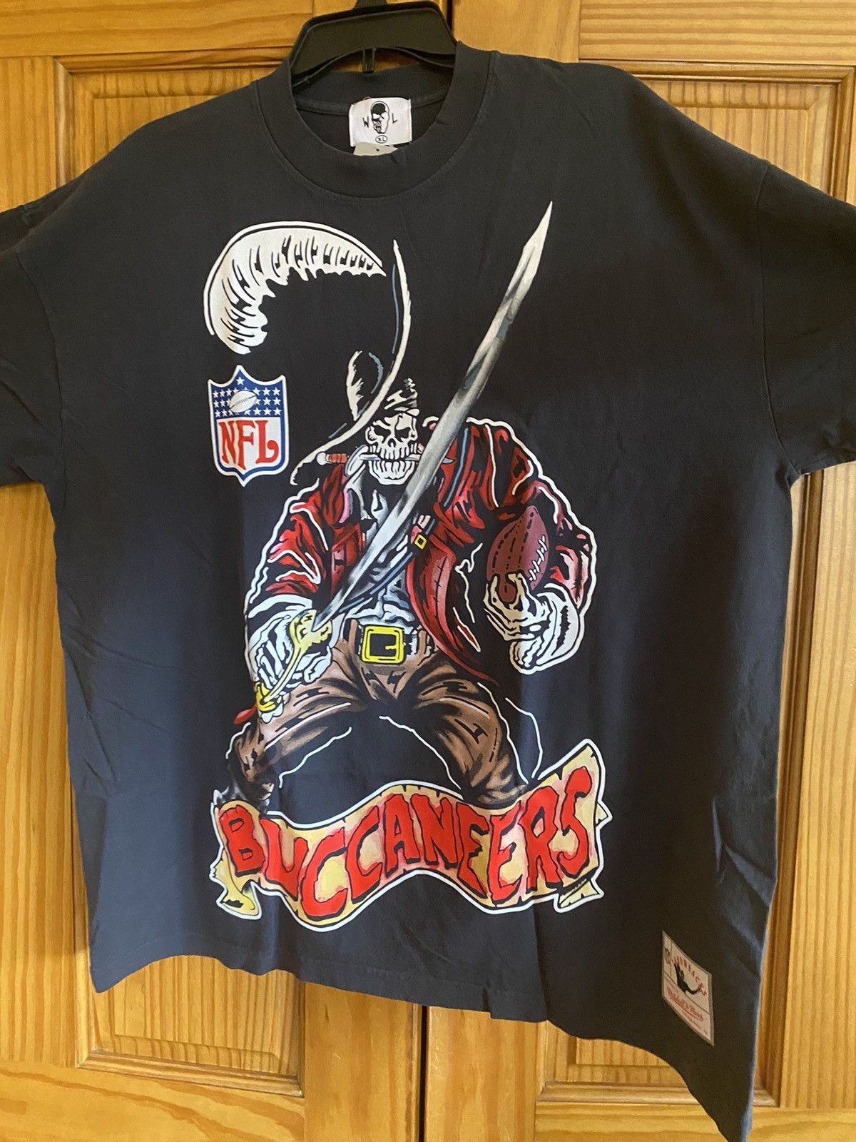 Mitchell & Ness × NFL × Warren Lotas NFL x Warren Lotas x Mitchell and Ness Bucs Tee XL Size US XL / EU 56 / 4 - 1 Thumbnail