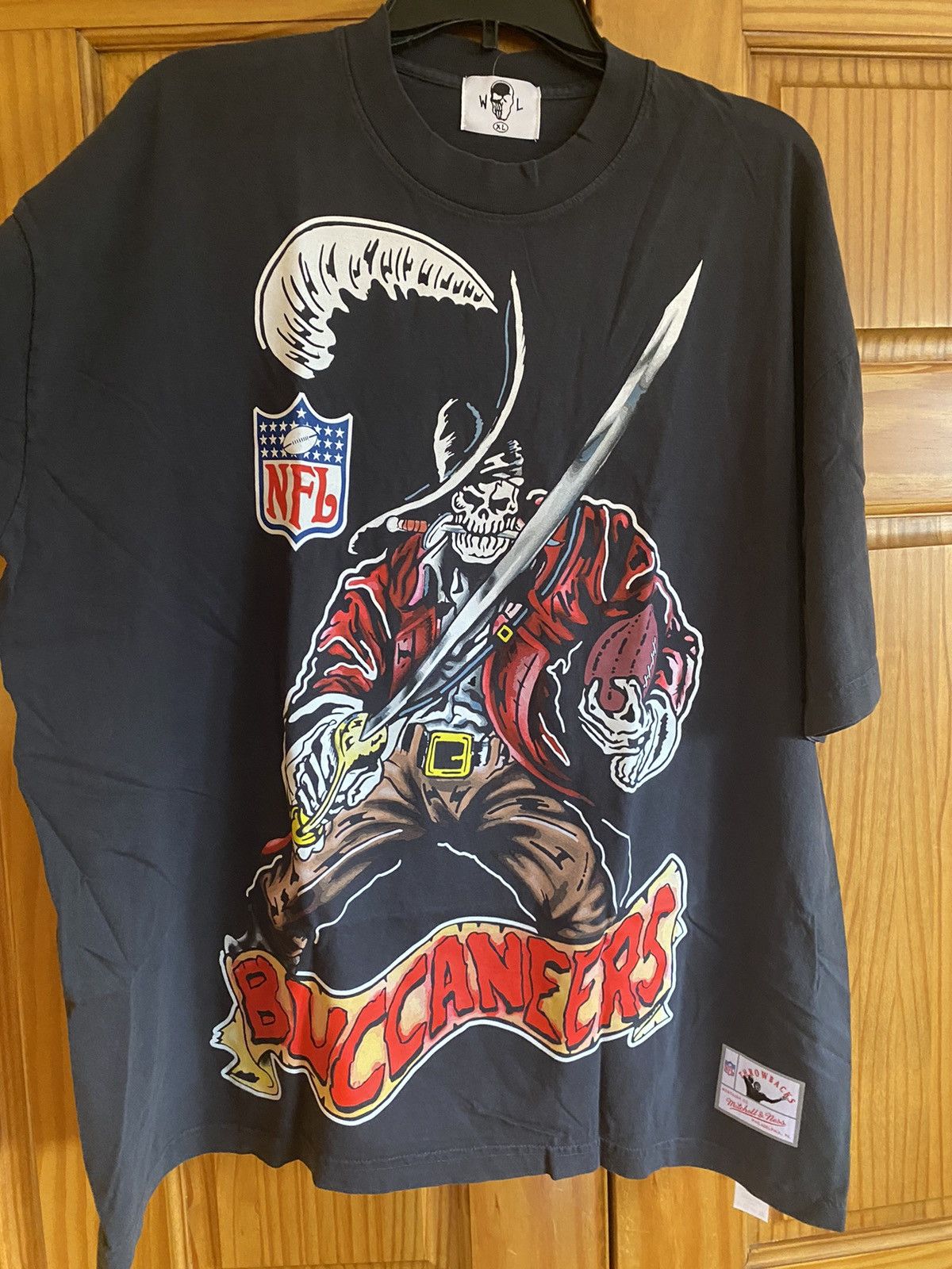 Mitchell & Ness × NFL × Warren Lotas NFL x Warren Lotas x Mitchell and Ness Bucs Tee XL Size US XL / EU 56 / 4 - 2 Thumbnail