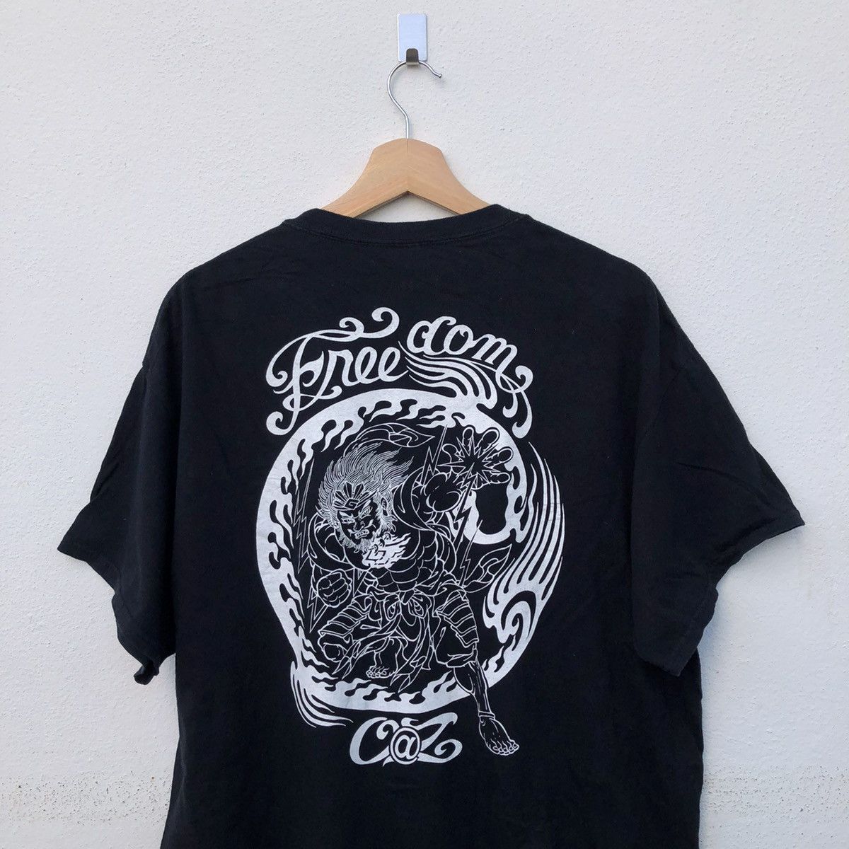 Gildan MONKEY KING BIG LOGO SHORT SLEEVE T-SHIRT Size US XL / EU 56 / 4 - 6 Thumbnail