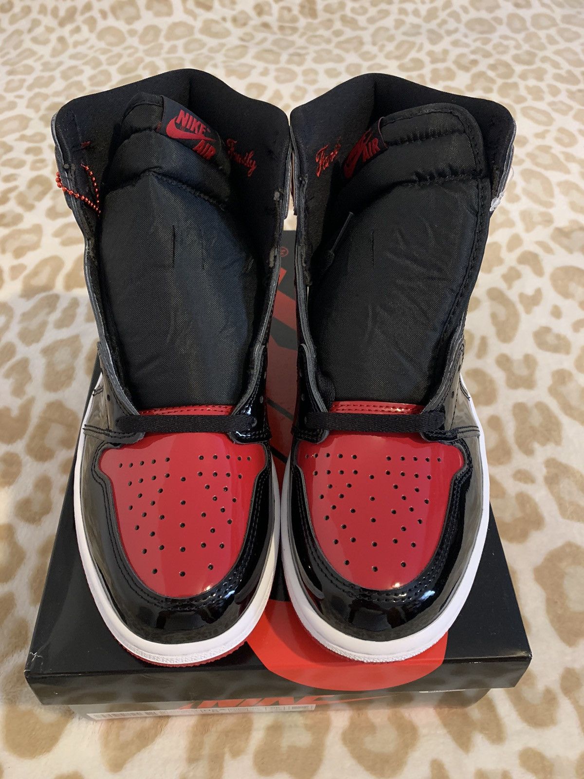Jordan Brand × Nike Air Jordan 1 Patent Bred Size 9 DS Size US 9 / EU 42 - 2 Thumbnail