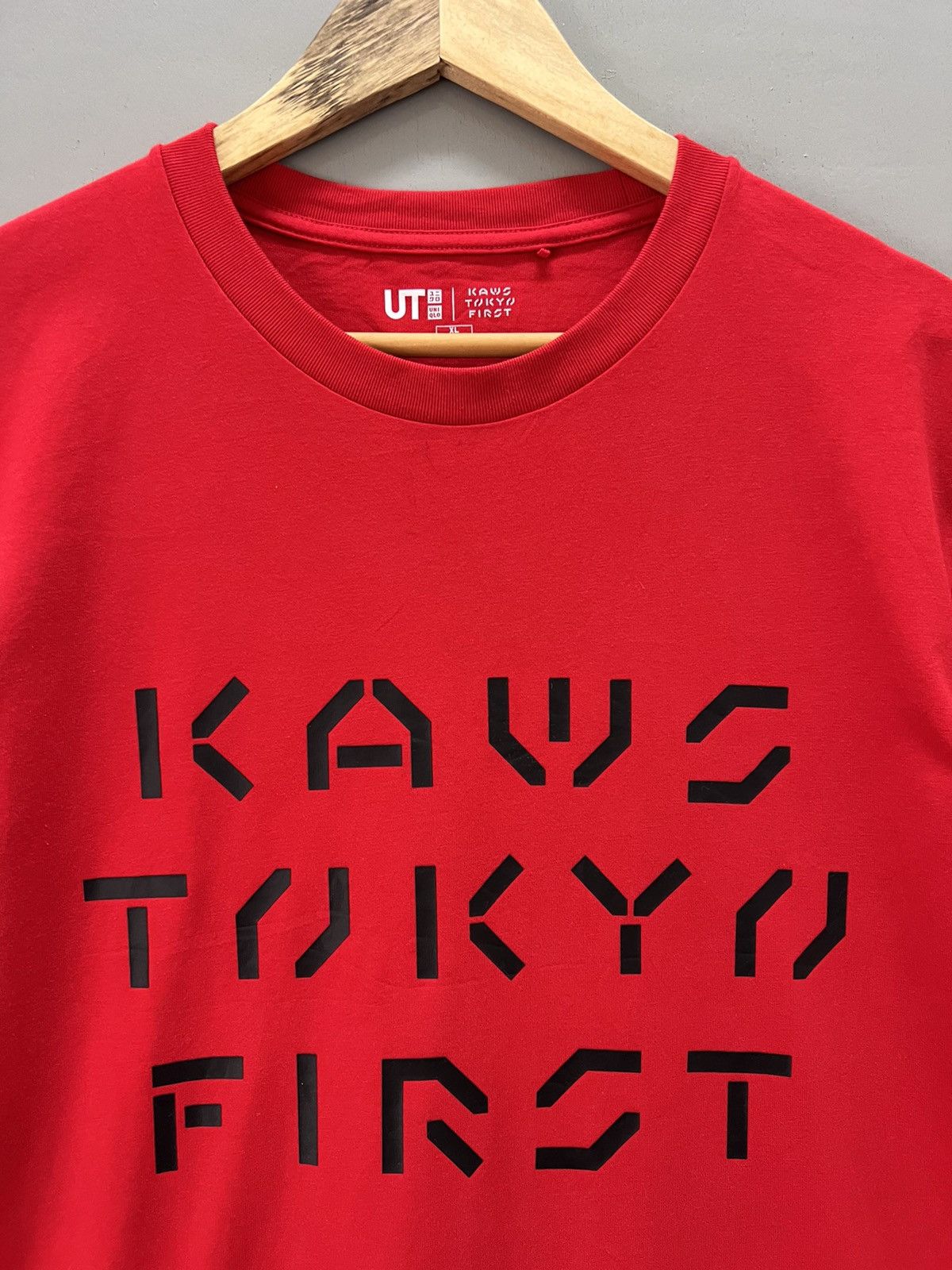 Kaws × Uniqlo Kaws Collaboration Big Spellout Tees Size US XL / EU 56 / 4 - 4 Thumbnail