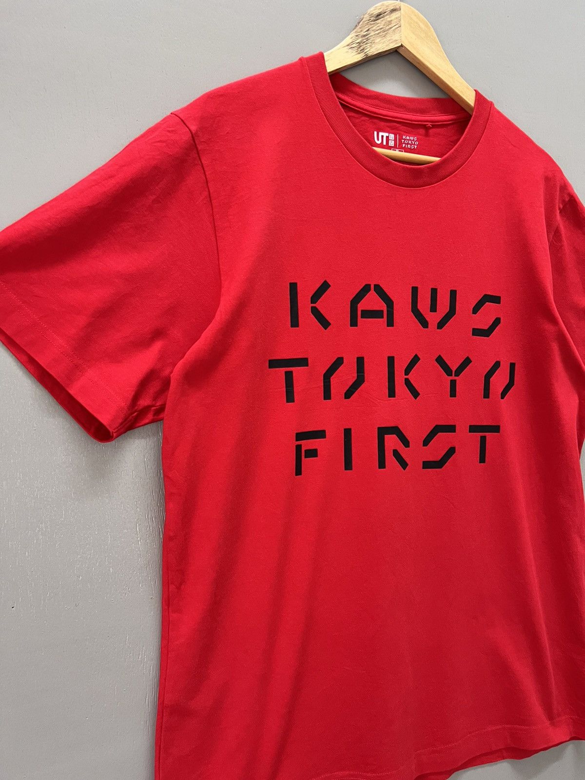 Kaws × Uniqlo Kaws Collaboration Big Spellout Tees Size US XL / EU 56 / 4 - 2 Thumbnail