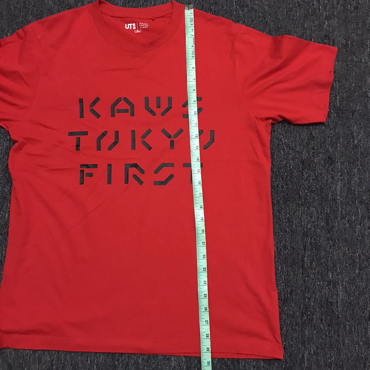 Kaws × Uniqlo Kaws Collaboration Big Spellout Tees Size US XL / EU 56 / 4 - 8 Thumbnail