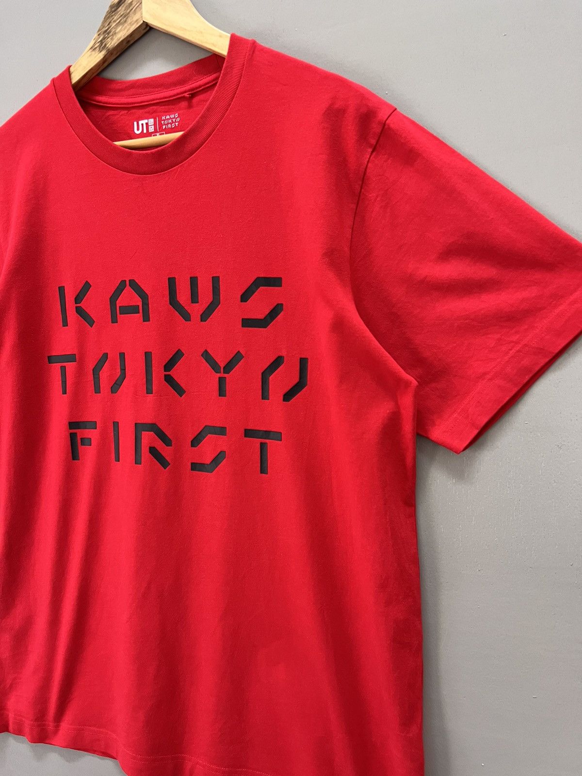 Kaws × Uniqlo Kaws Collaboration Big Spellout Tees Size US XL / EU 56 / 4 - 3 Thumbnail