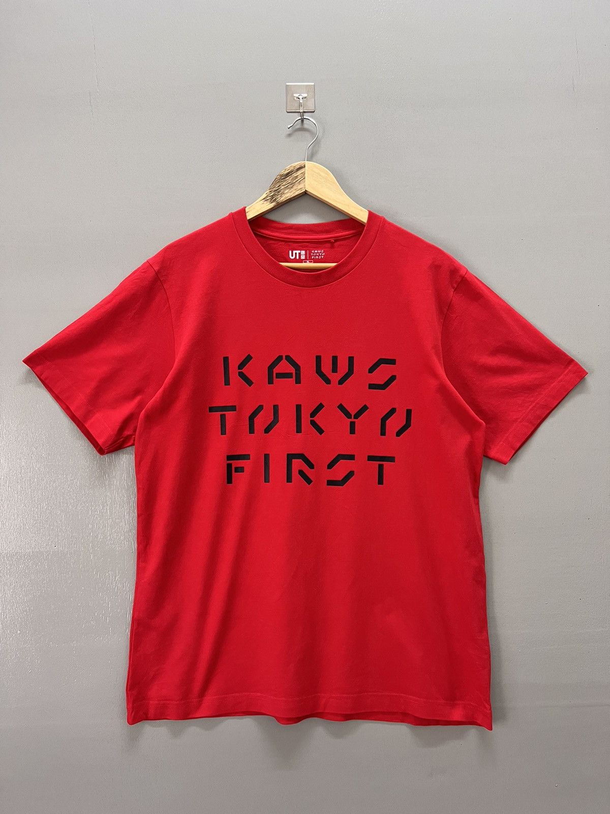 Kaws × Uniqlo Kaws Collaboration Big Spellout Tees Size US XL / EU 56 / 4 - 1 Thumbnail