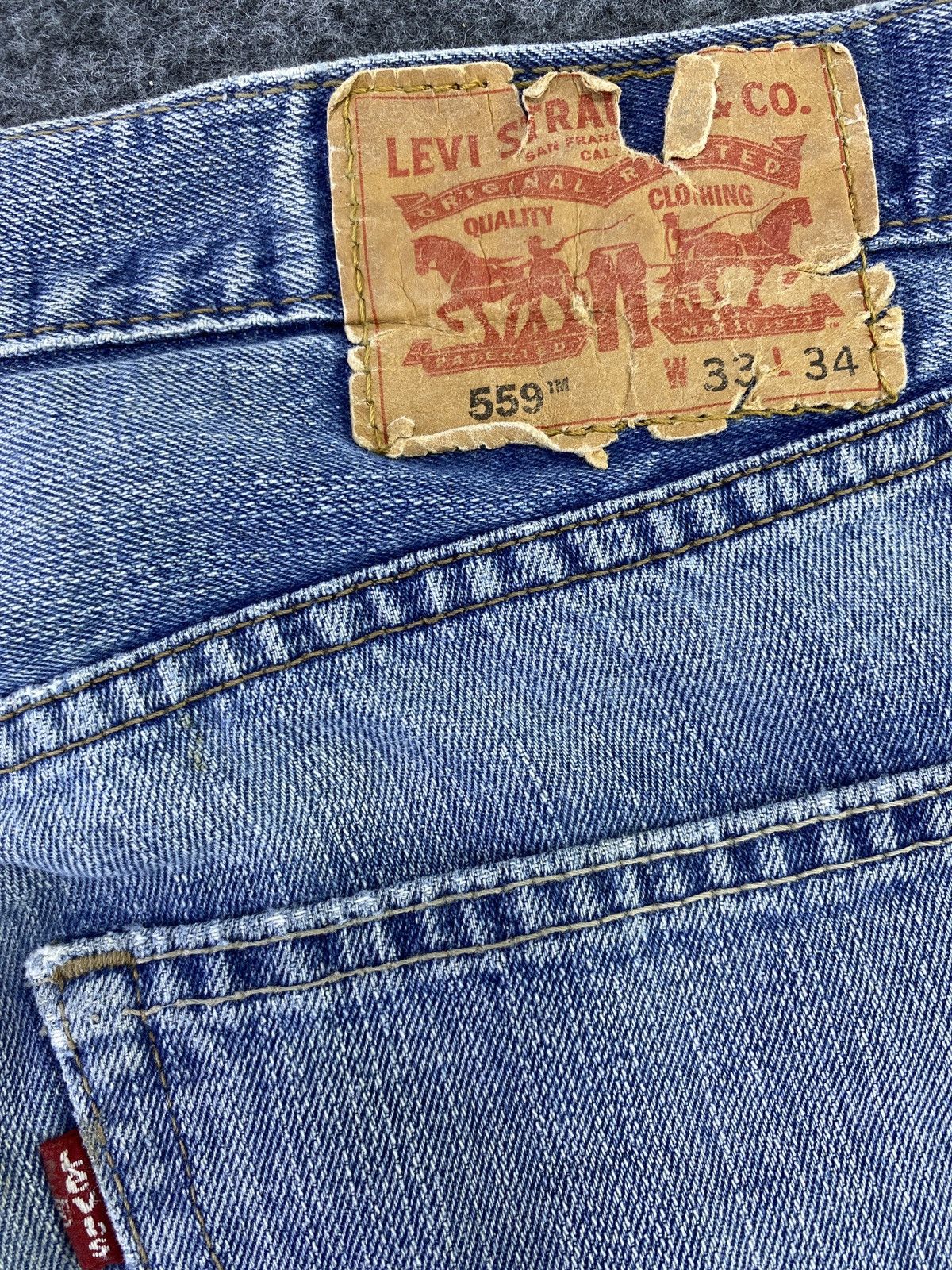 Jean VINTAGE LEVI'S 559 DISTRESSED BLUE WASH JEANS - J537 Size US 35 - 10 Thumbnail