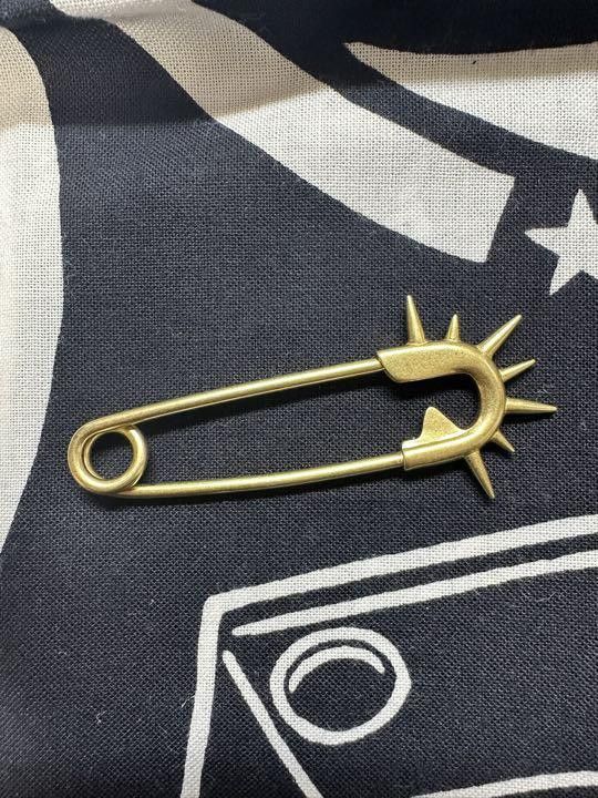 日本全国送料無料商品 | 特集 | Y Ground CHAINSAW Accessories - pin limited collaboration MAN ピンズ・ピンバッジ・缶バッジ