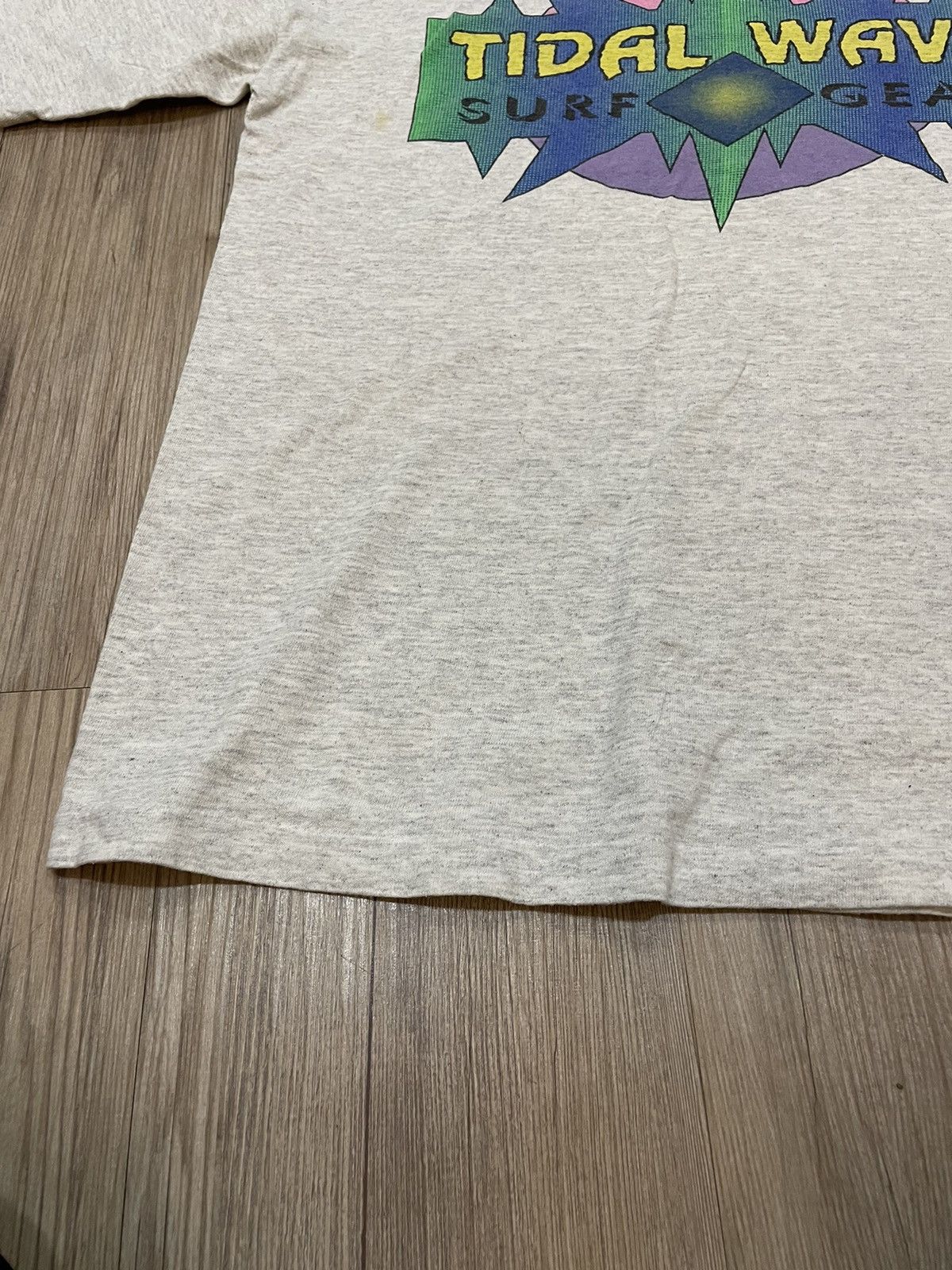 Vintage Vintage 90s Tidal Wave Surf Gear Big Logo Design T Shirt Size US L / EU 52-54 / 3 - 9 Thumbnail