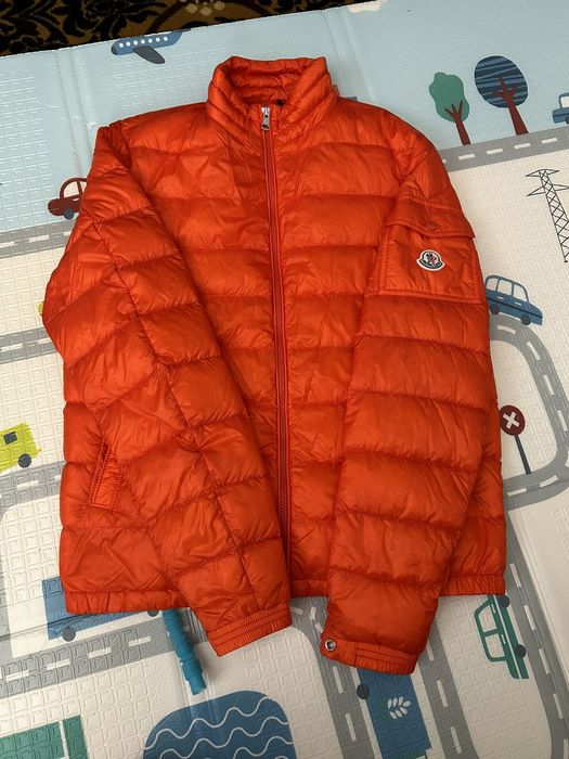 Moncler store lambot orange