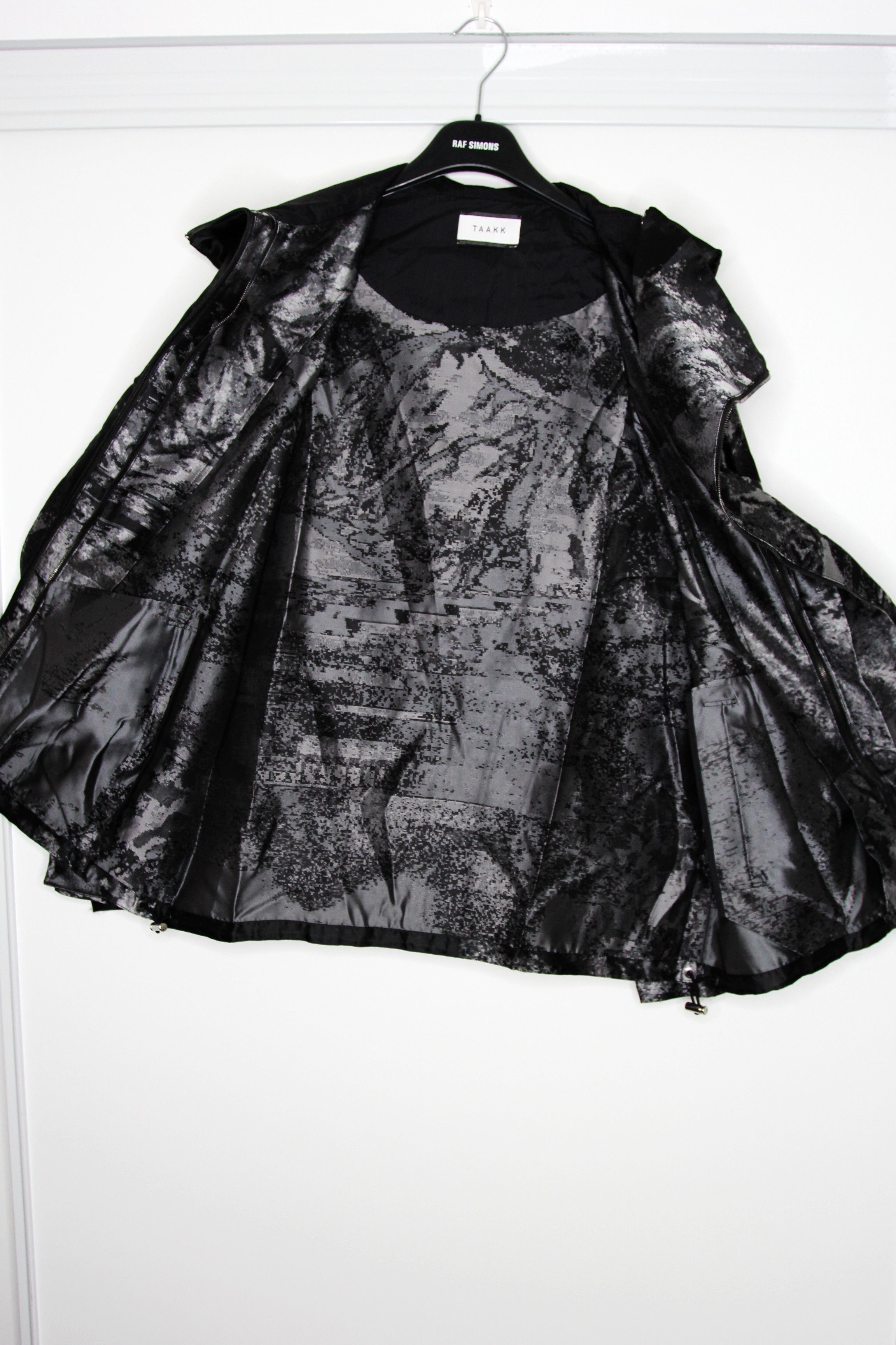 TAAKK BNWOT AW19 TAAKK BLACK GLITCH SCULPTURE NYLON JACKET M Size US M / EU 48-50 / 2 - 11 Thumbnail