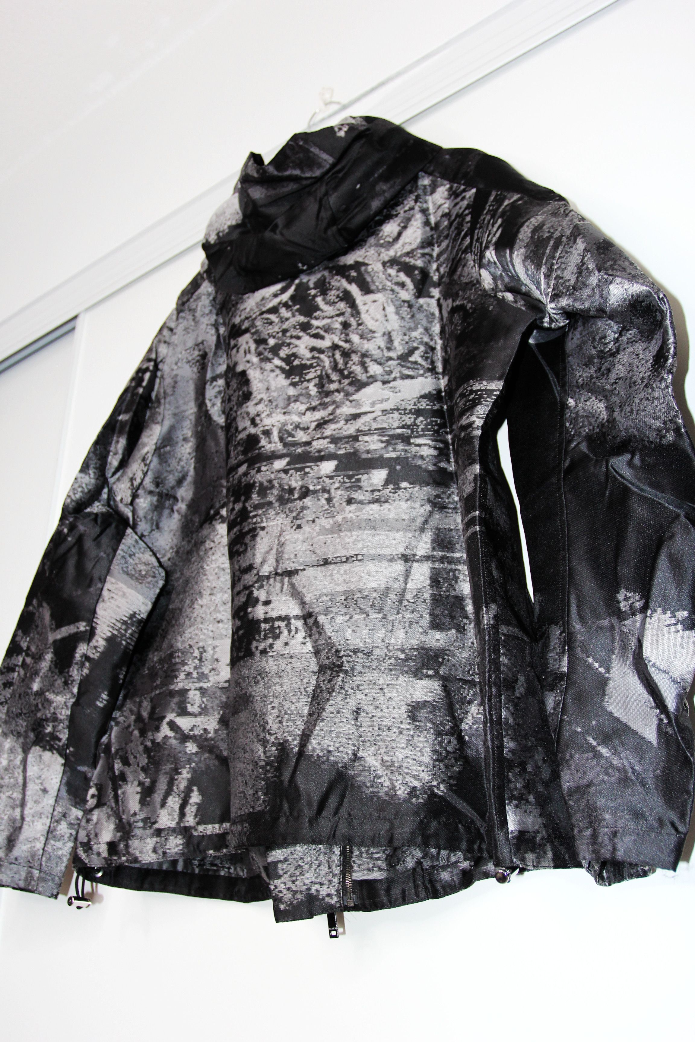 TAAKK BNWOT AW19 TAAKK BLACK GLITCH SCULPTURE NYLON JACKET M Size US M / EU 48-50 / 2 - 9 Thumbnail