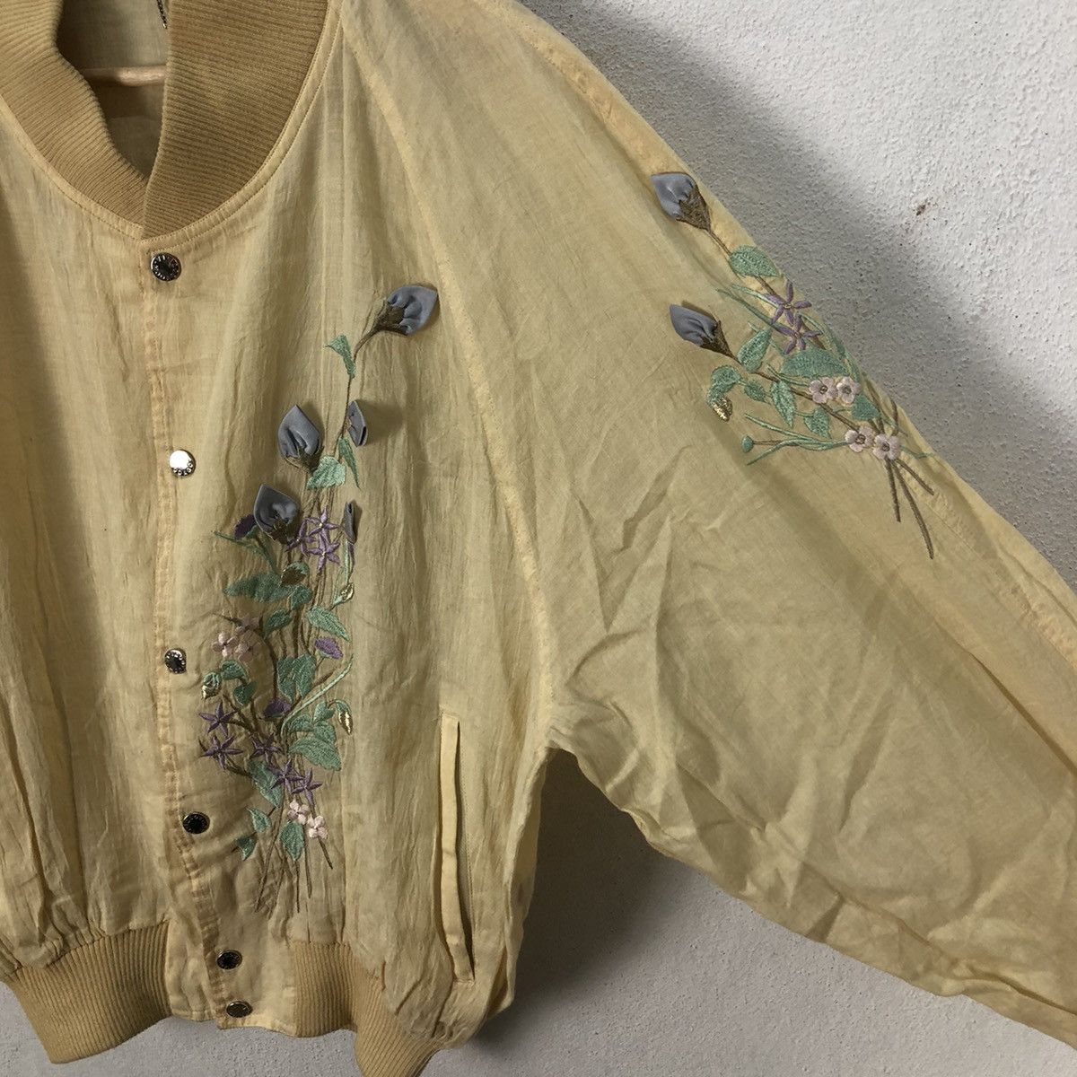 Japanese Brand VINTAGE EMBROIDERY QUILTED FLOWER BOMBER LIGHT JACKET Size US M / EU 48-50 / 2 - 6 Thumbnail