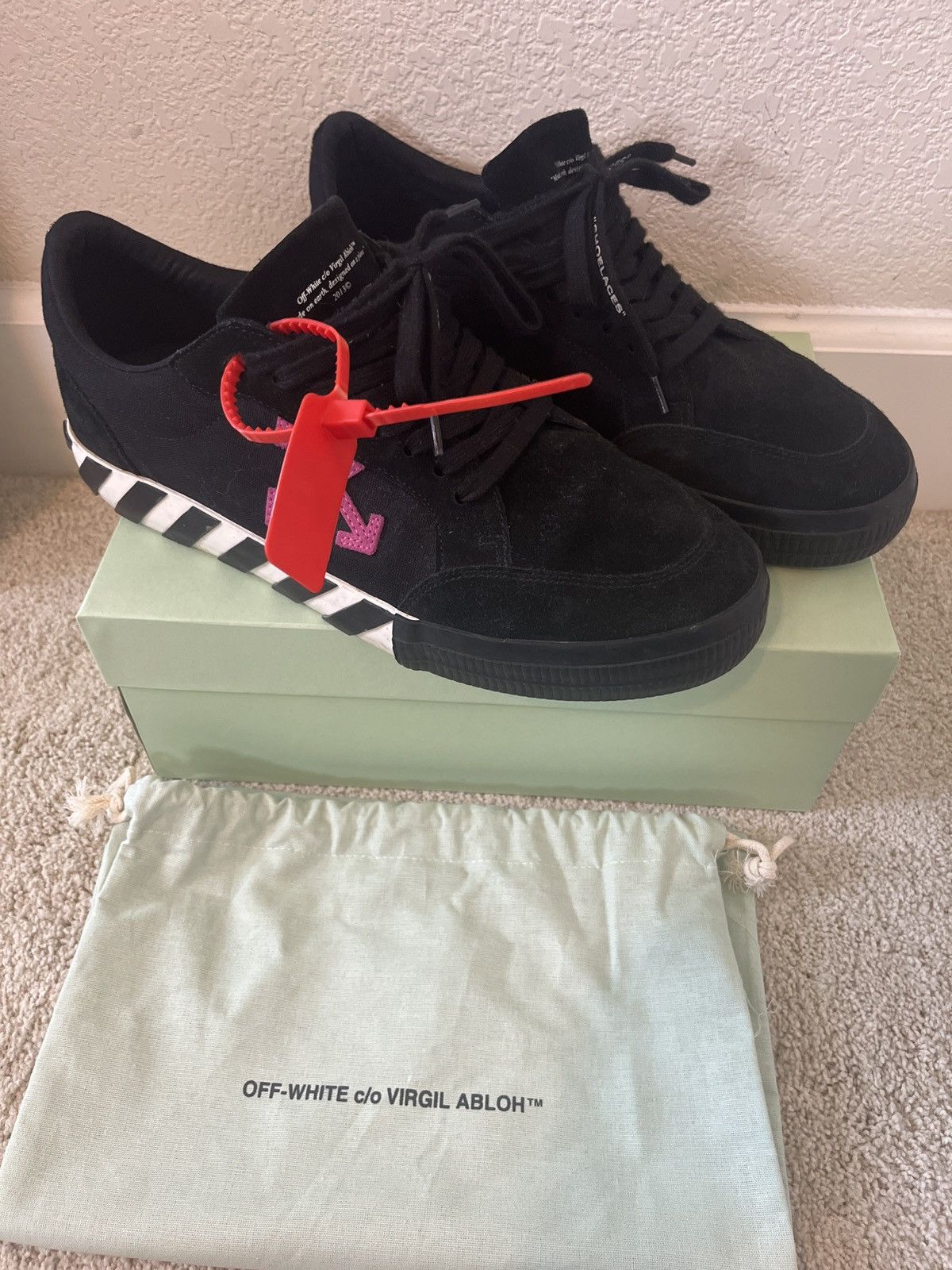 Off-White Off-White Low Vulcanized Black Fuchsia Arrows Size US 12.5 / EU 45-46 - 1 Thumbnail