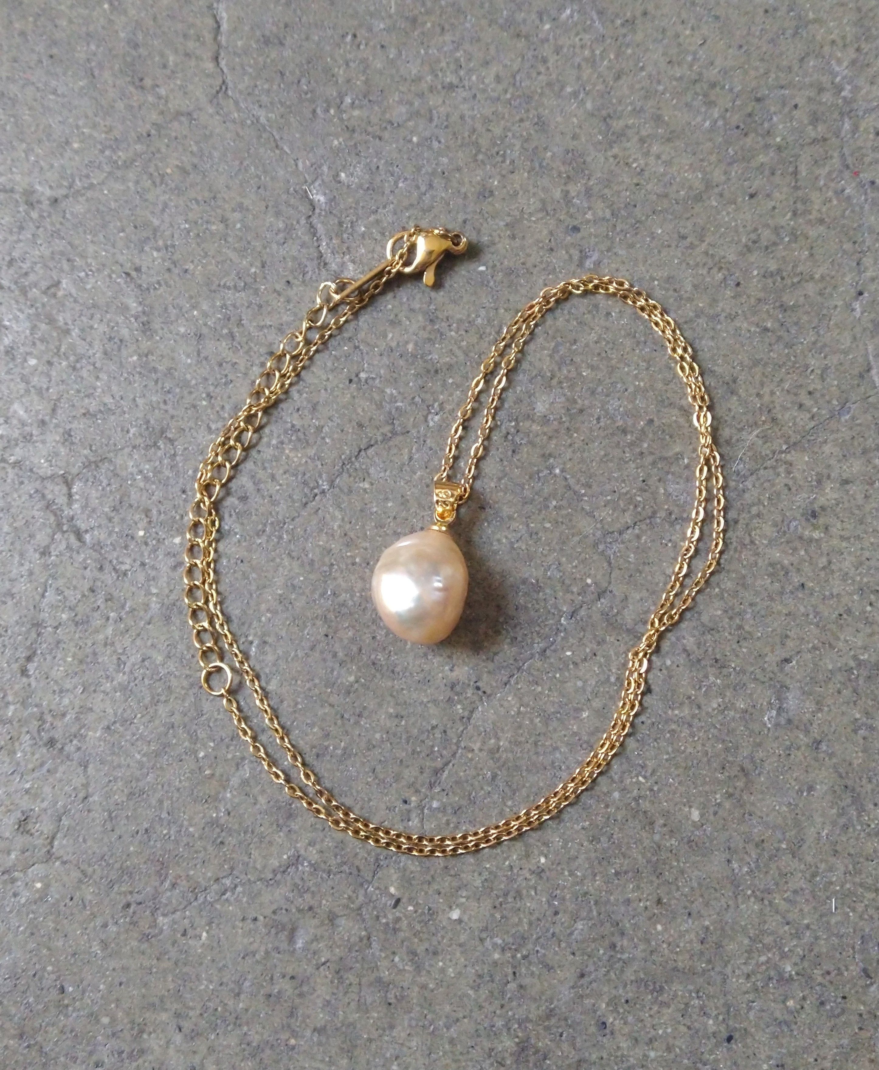 Jewelry Baroque Pearl Necklace Gold Tone Stainless Steel 18" Modern Size ONE SIZE - 1 Thumbnail