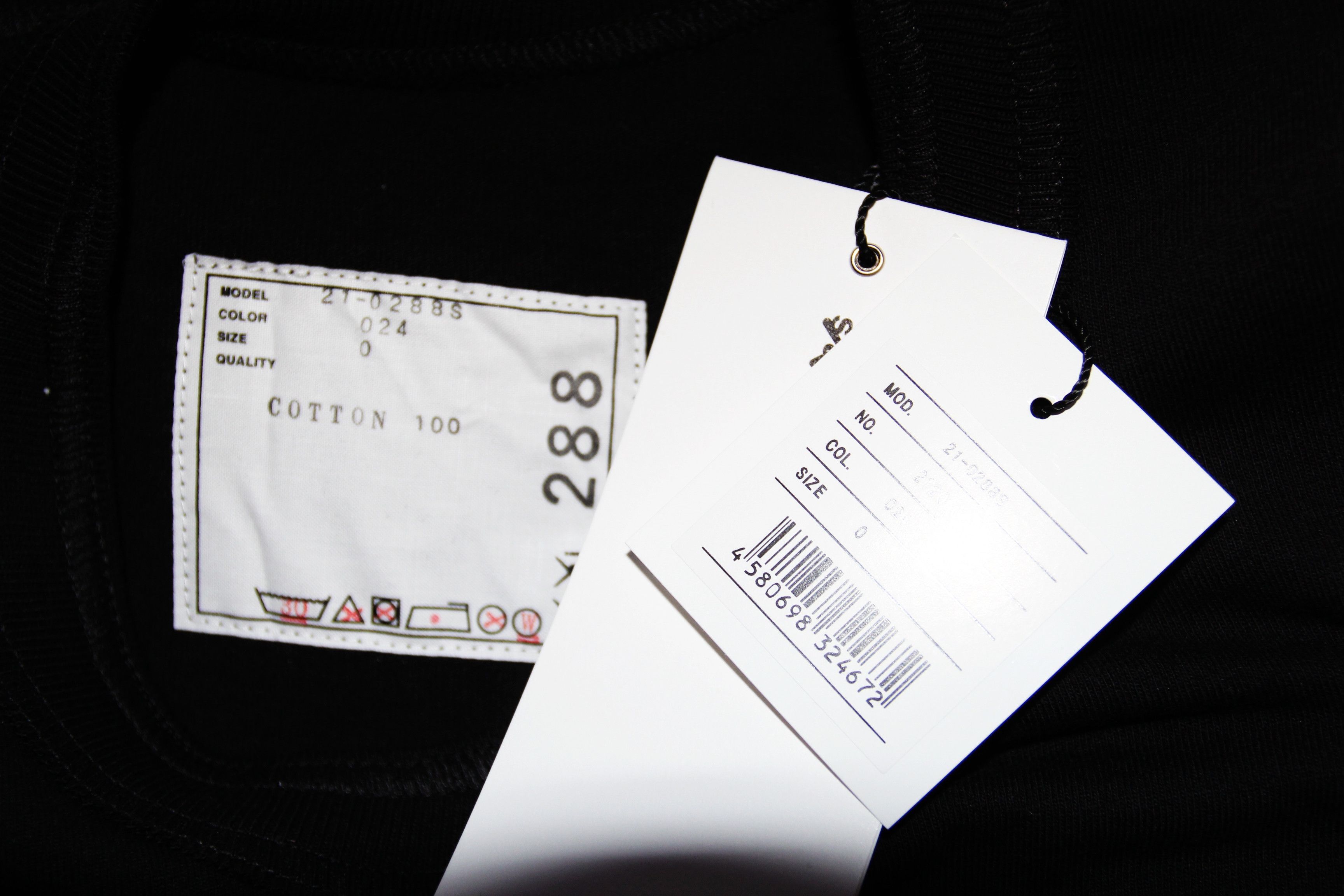 Kaws BNWT AW21 SACAI x KAWS FLOCKED LOGO PRINT TSHIRT BLACK 0 Size US XS / EU 42 / 0 - 10 Thumbnail