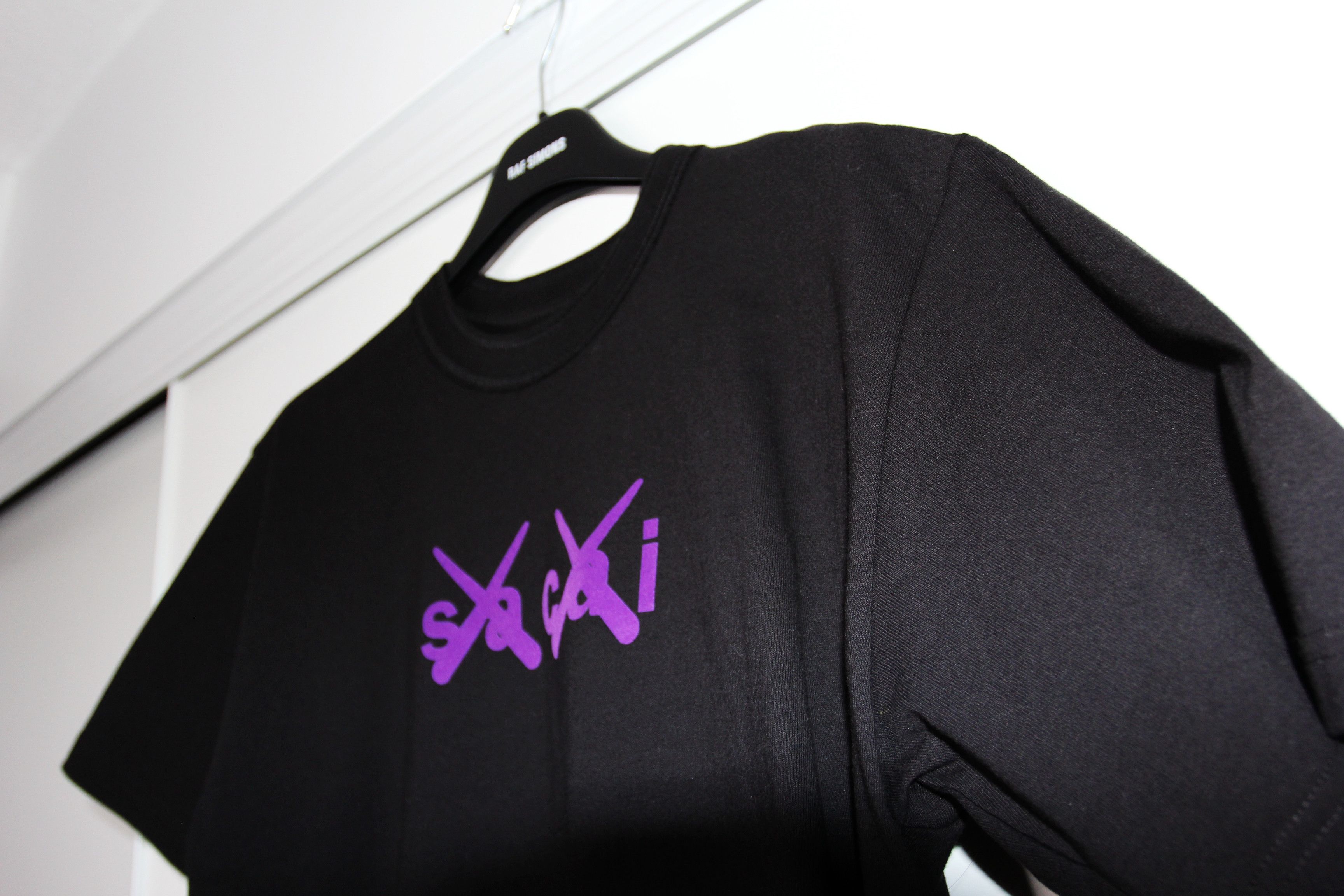 Kaws BNWT AW21 SACAI x KAWS FLOCKED LOGO PRINT TSHIRT BLACK 2 Size US M / EU 48-50 / 2 - 4 Thumbnail