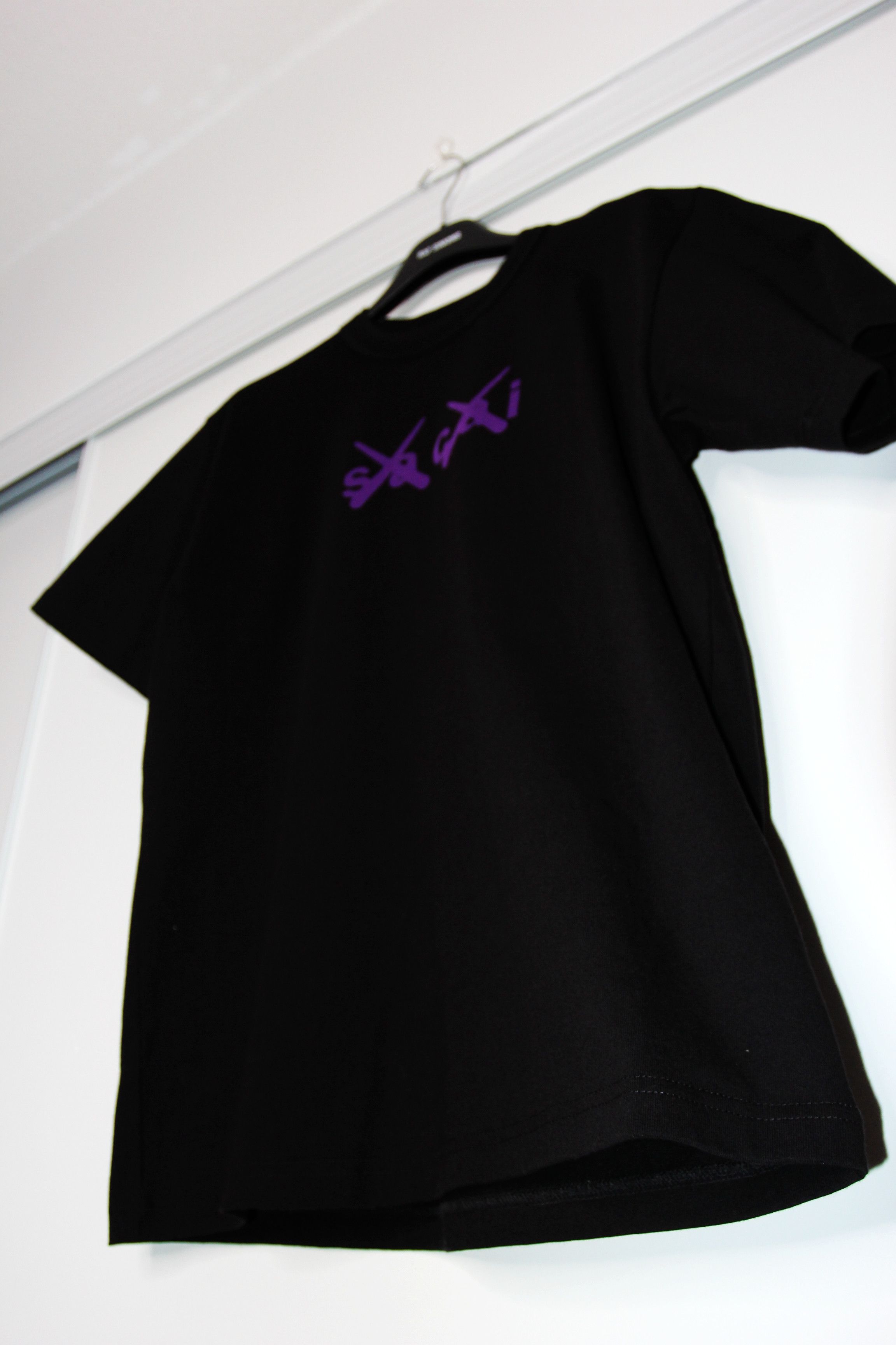 Kaws BNWT AW21 SACAI x KAWS FLOCKED LOGO PRINT TSHIRT BLACK 2 Size US M / EU 48-50 / 2 - 5 Thumbnail