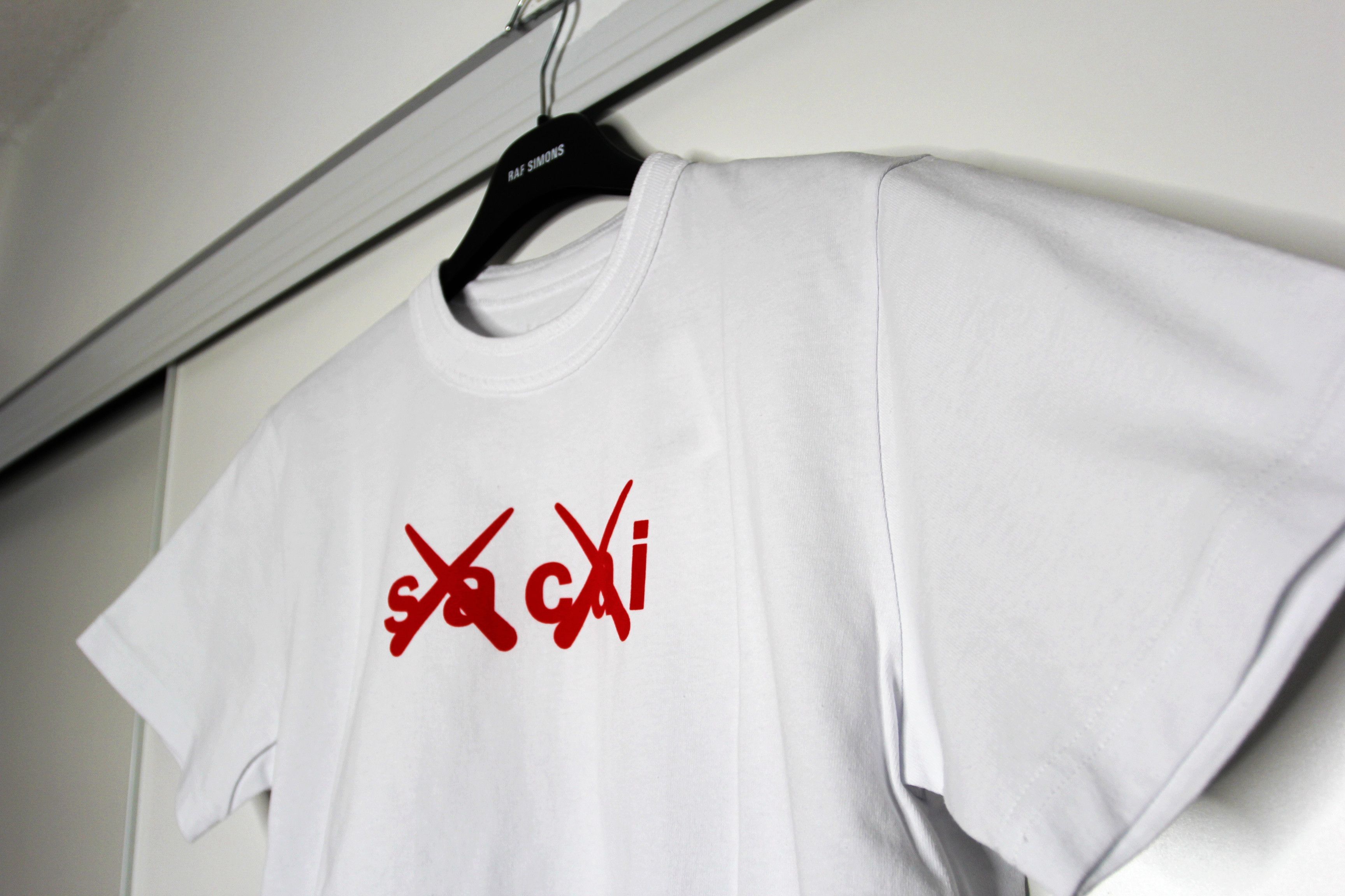 Kaws BNWT AW21 SACAI x KAWS FLOCKED LOGO PRINT TSHIRT WHITE 2 Size US M / EU 48-50 / 2 - 4 Thumbnail