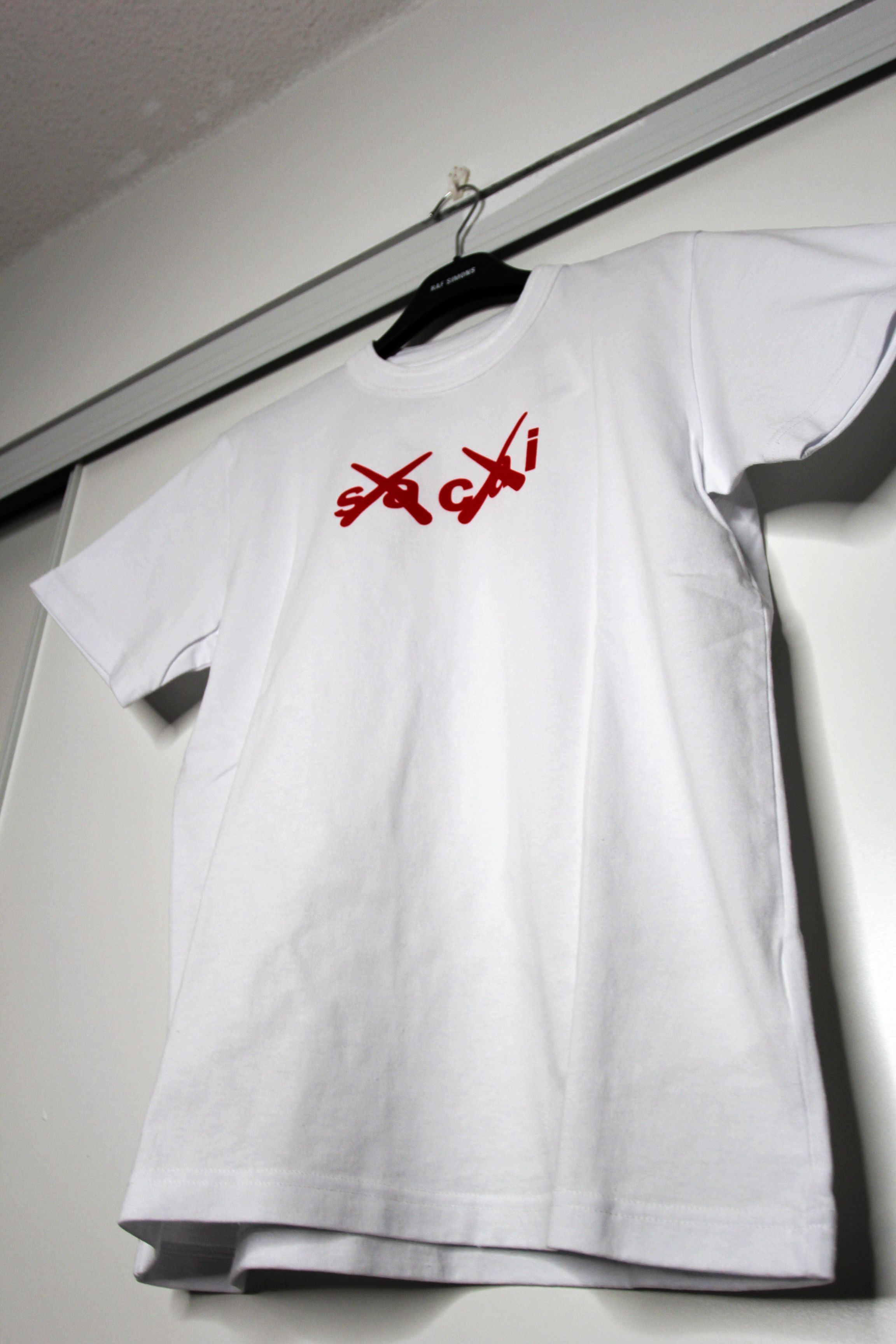 Kaws BNWT AW21 SACAI x KAWS FLOCKED LOGO PRINT TSHIRT WHITE 2 Size US M / EU 48-50 / 2 - 5 Thumbnail