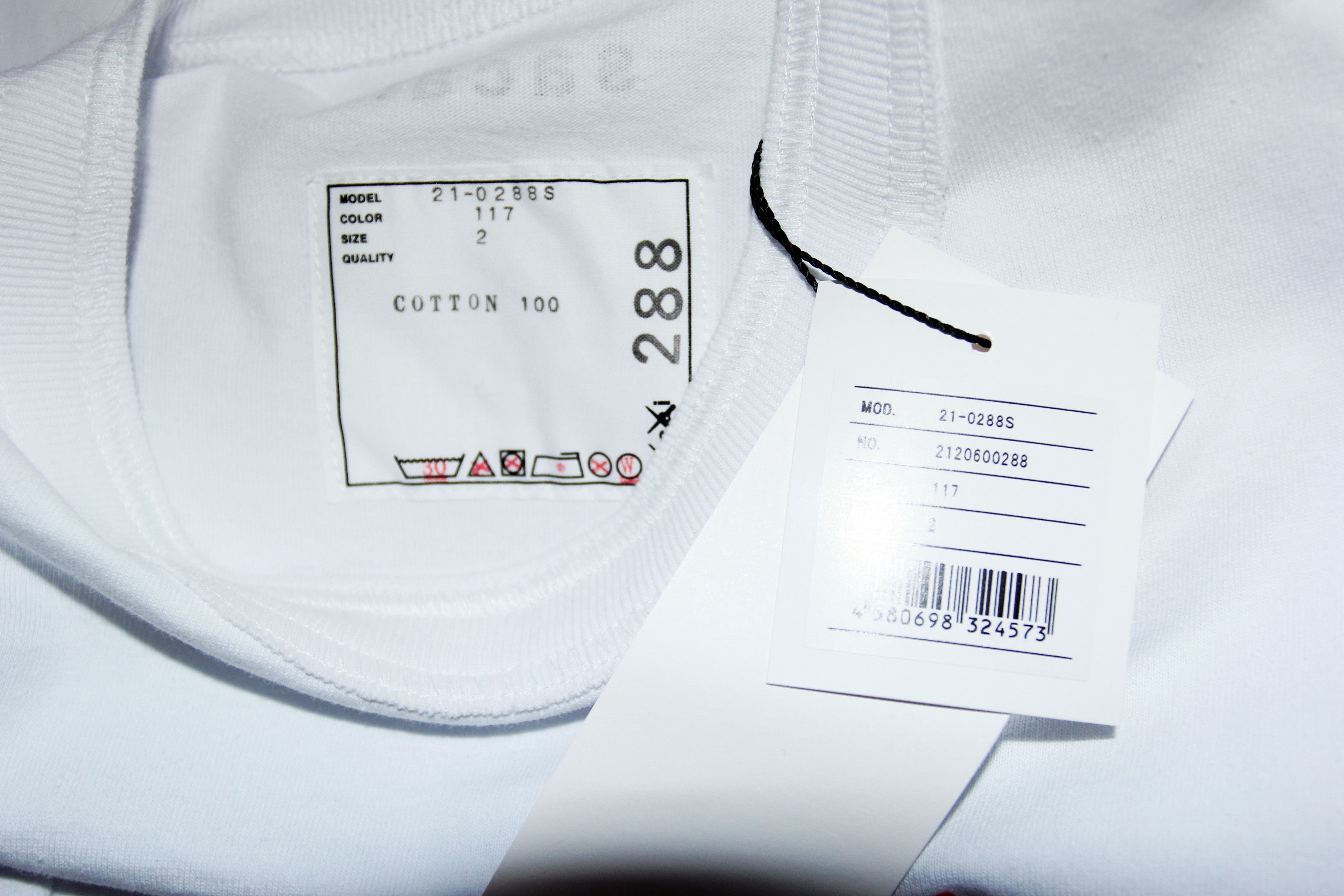 Kaws BNWT AW21 SACAI x KAWS FLOCKED LOGO PRINT TSHIRT WHITE 2 Size US M / EU 48-50 / 2 - 10 Thumbnail