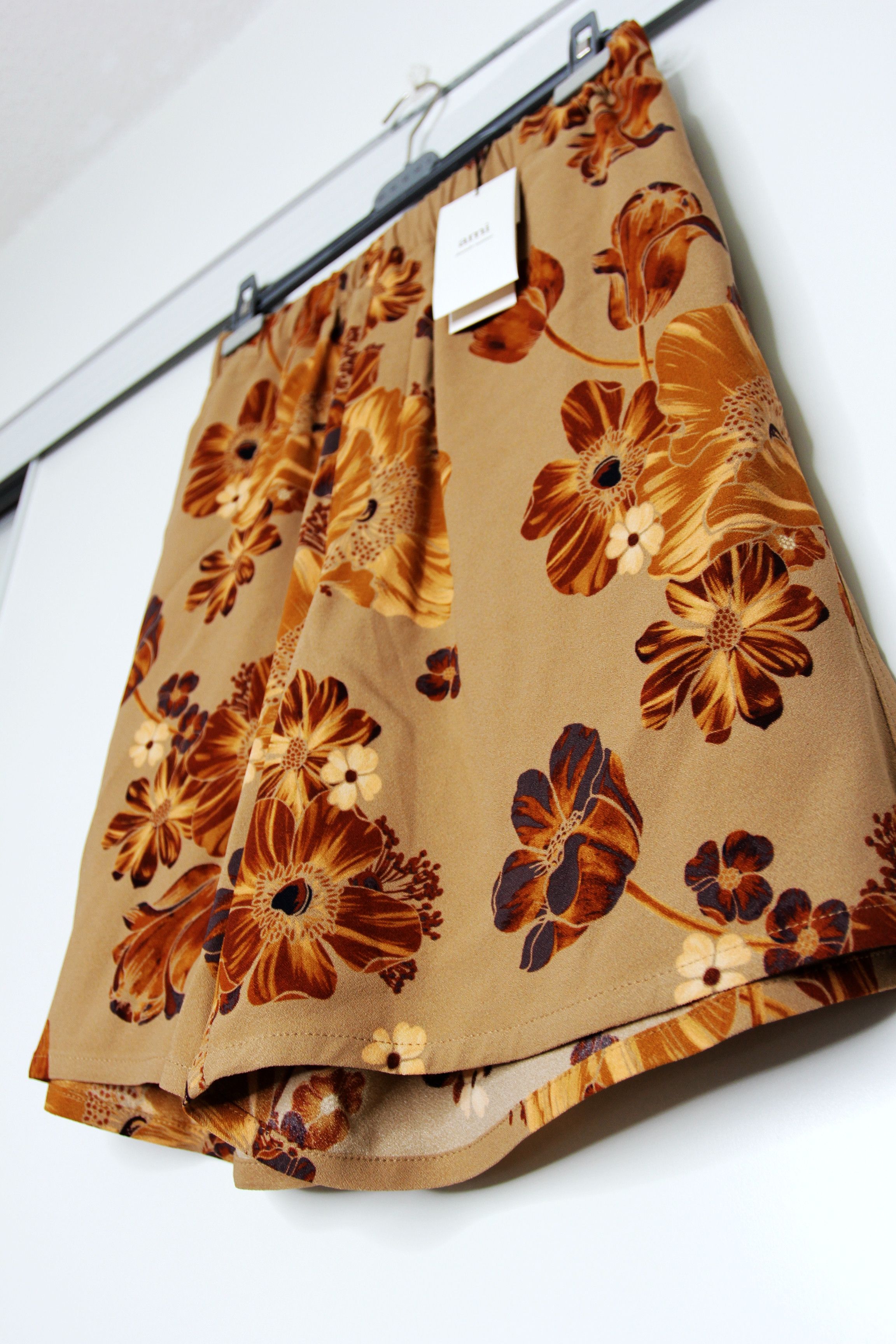 AMI BNWT SS21 AMI FLOWER PRINTED BERMUDA SHORTS M Size US 32 / EU 48 - 5 Thumbnail