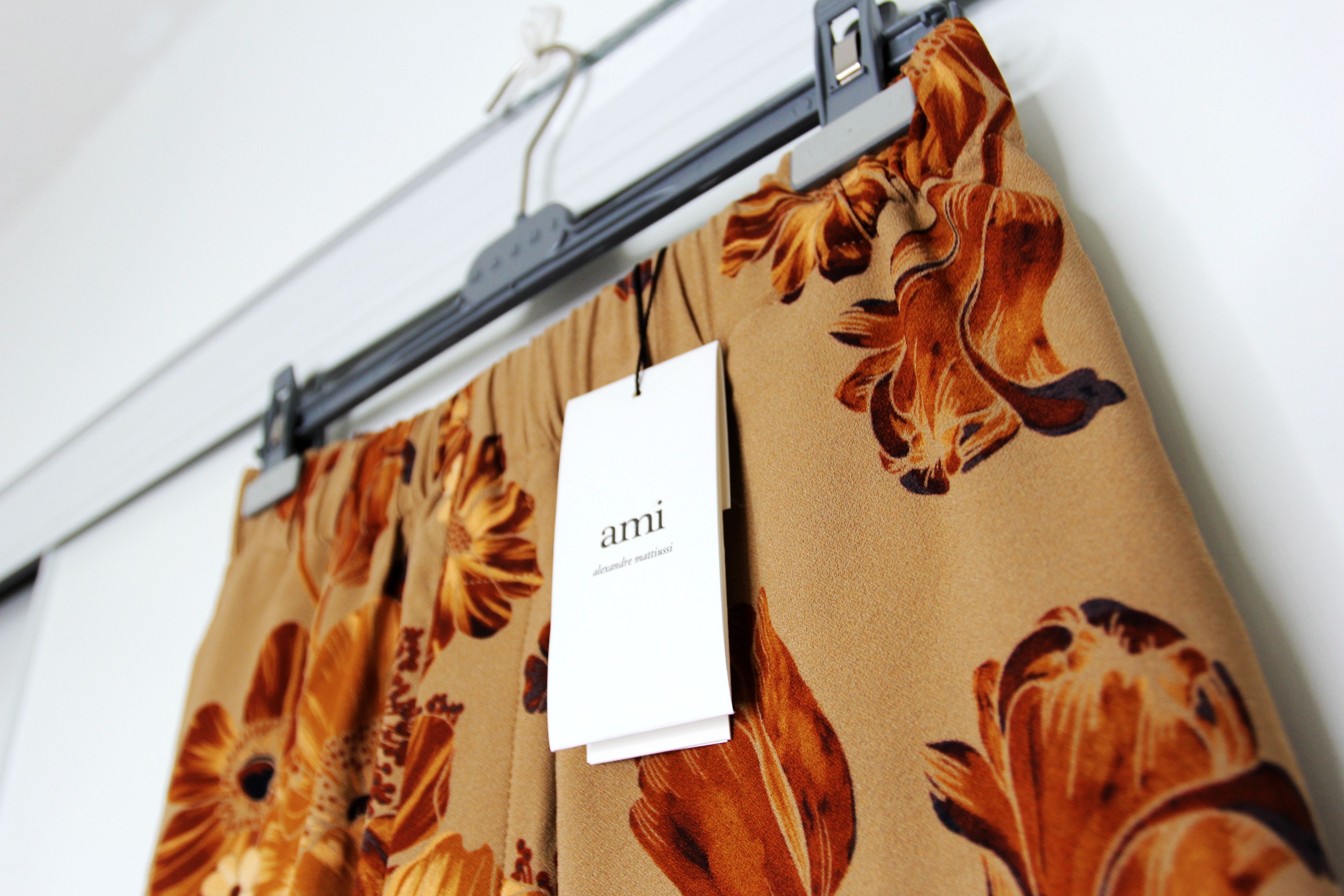 AMI BNWT SS21 AMI FLOWER PRINTED BERMUDA SHORTS M Size US 32 / EU 48 - 4 Thumbnail