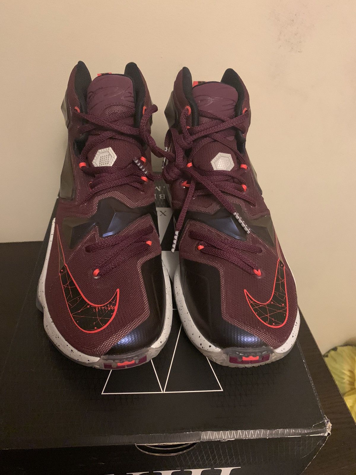 Nike LeBron 13 Mulberry 2015 Size US 7.5 / EU 40-41 - 2 Thumbnail