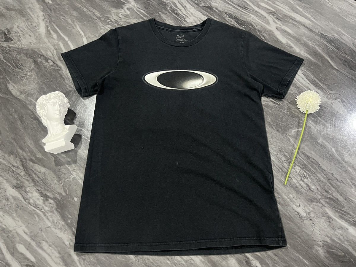 Oakley : Center Metal Logo Regular Fit Tees