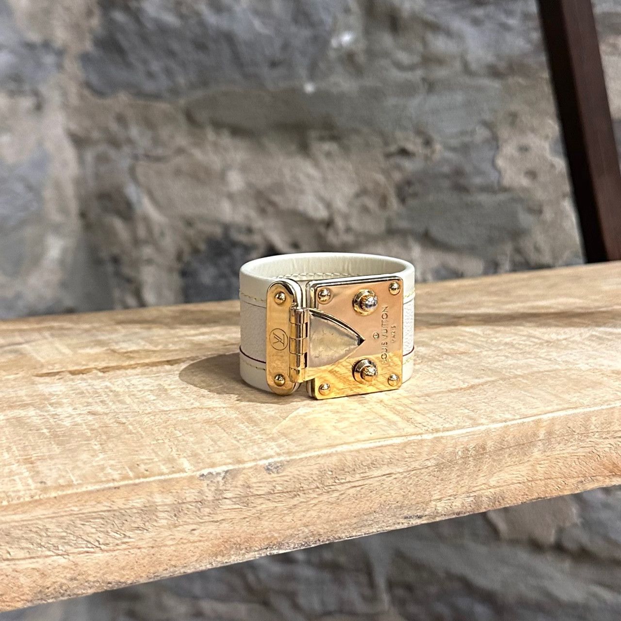 Louis Vuitton Louis Vuitton 2007 Chèvre Beige Suhali S-Lock Bracelet Size ONE SIZE - 1 Thumbnail