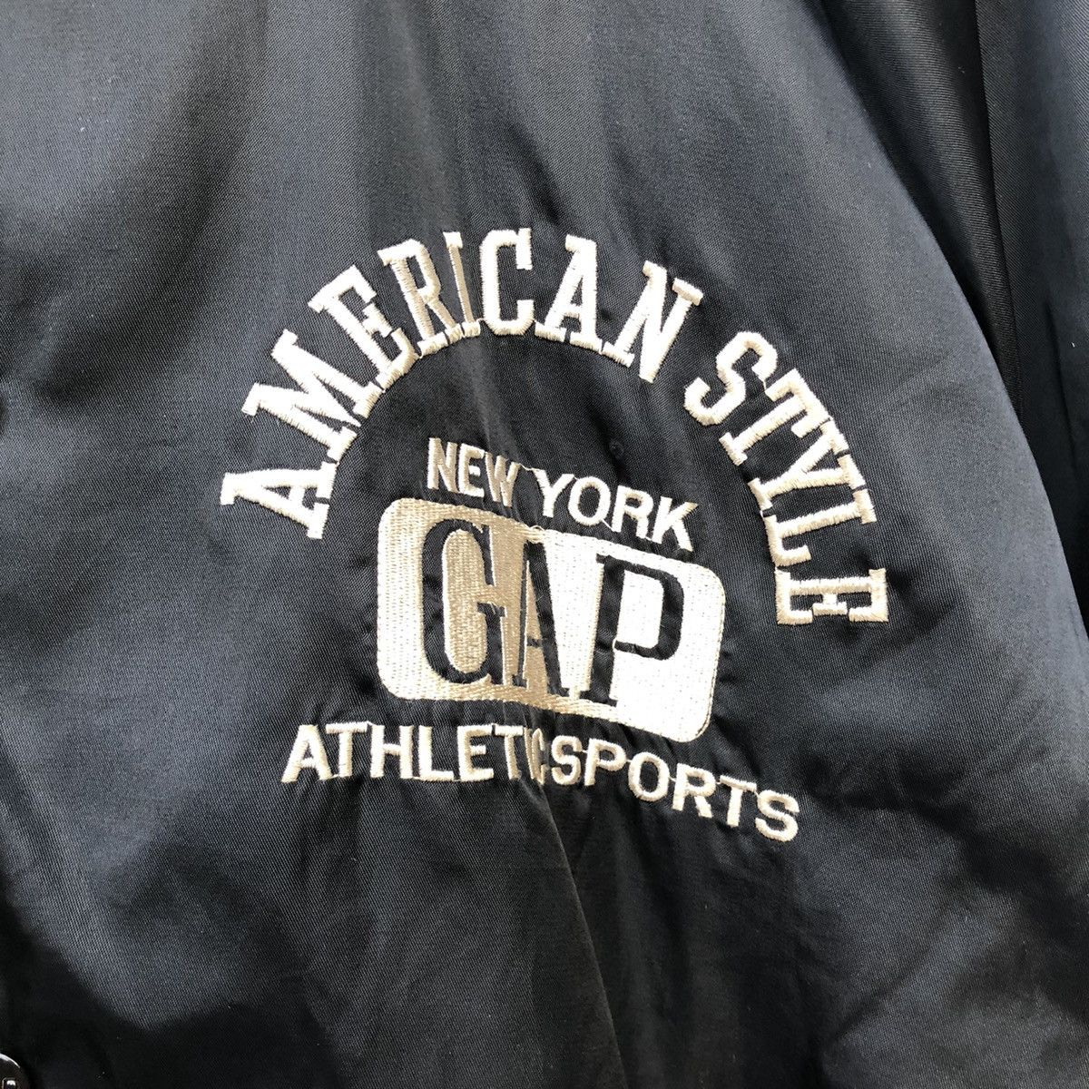 GAP SPELLOUT EMBROIDERED LOGO LIGHT JACKET