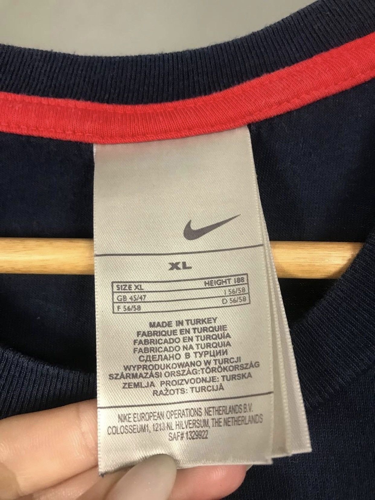 Nike Nike swoosh streetwear vintage center logo tee Size US XL / EU 56 / 4 - 4 Thumbnail