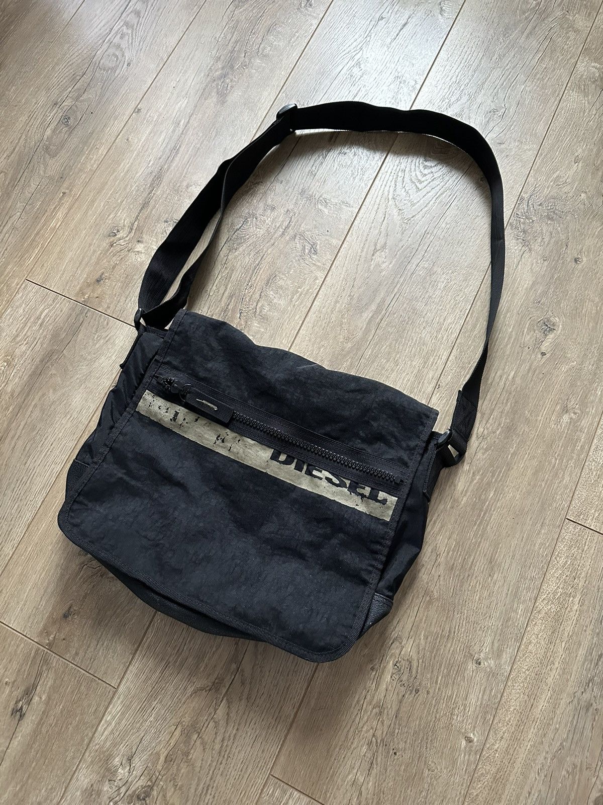 Diesel × Vintage Vintage Diesel y2k Printed Logo Shoulder Bag Size ONE SIZE - 1 Thumbnail