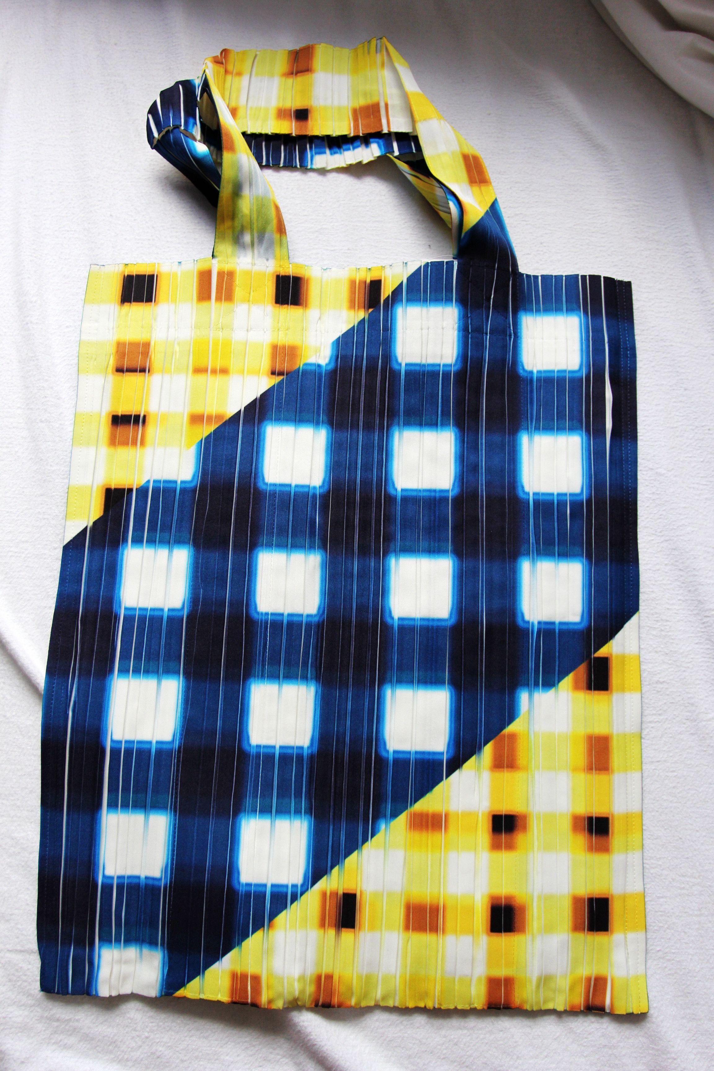 Issey Miyake BNWT AW21 ISSEY MIYAKE PLEATS PLEASE TREK TOTE BAG YELLOW Size ONE SIZE - 4 Thumbnail