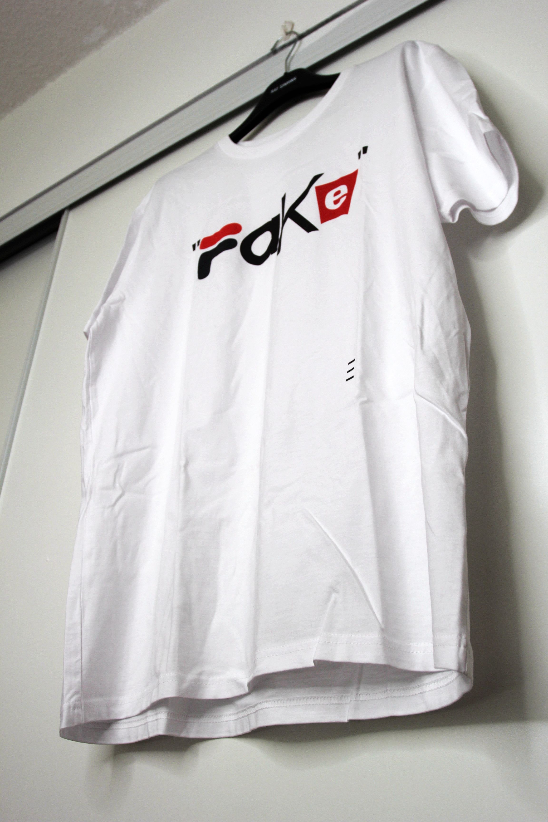Other BNWT SS20 REILLY "FAKE" DESIGNER COLLAGE TSHIRT L Size US L / EU 52-54 / 3 - 5 Thumbnail