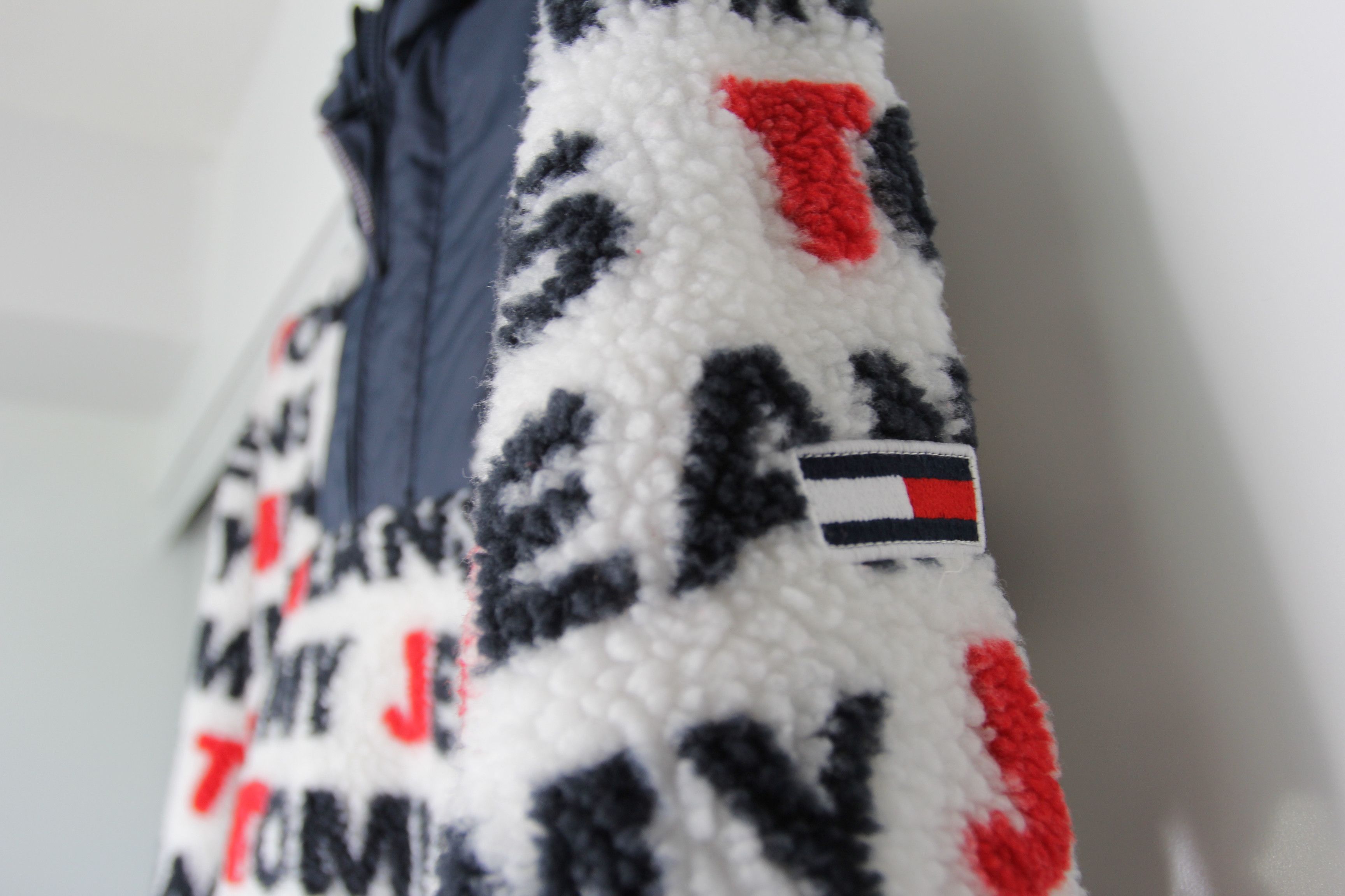 Tommy Hilfiger BNWT SS20 TOMMY HILFIGER ALL OVER LOGO SHERPA JACKET Size US XS / EU 42 / 0 - 6 Thumbnail