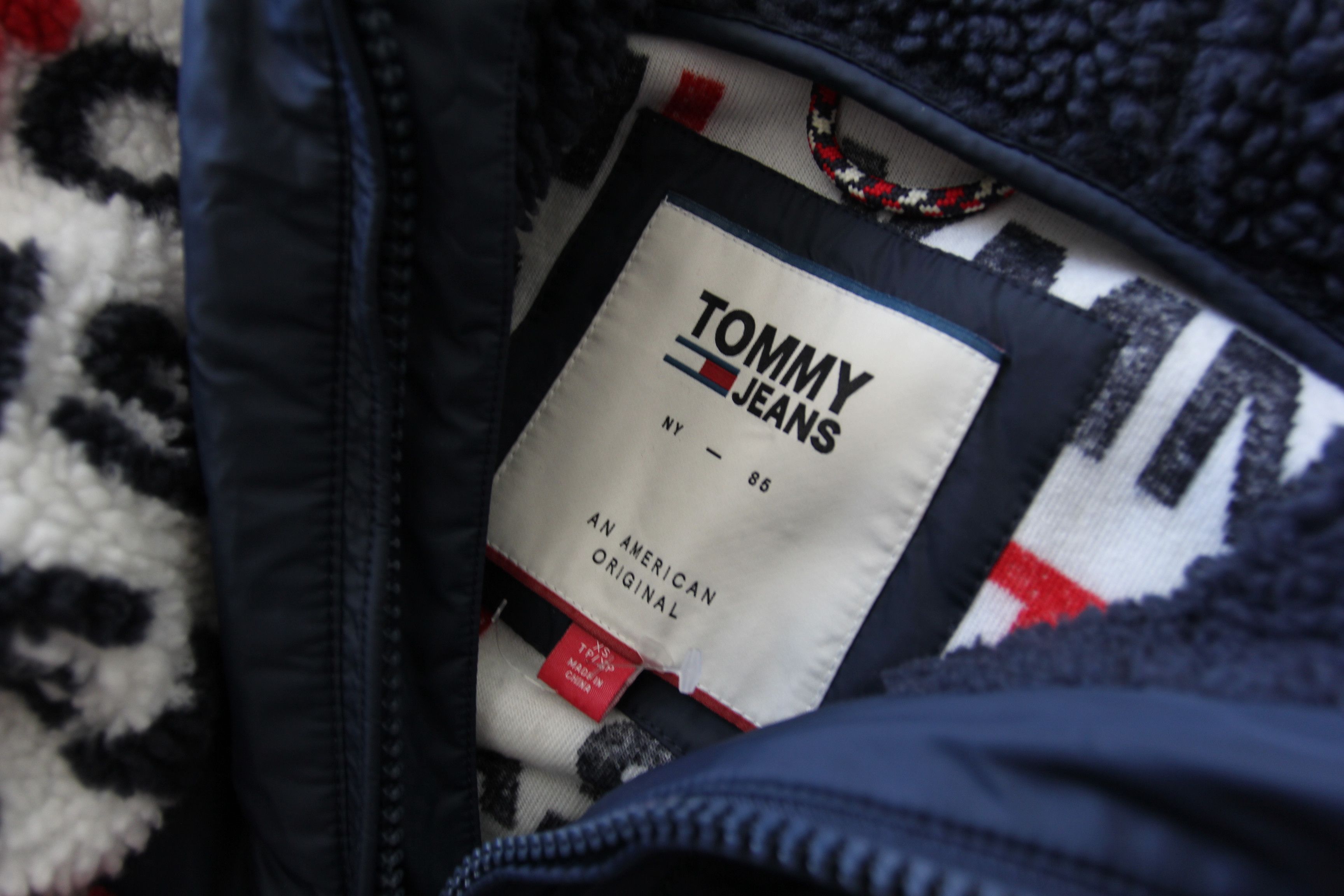 Tommy Hilfiger BNWT SS20 TOMMY HILFIGER ALL OVER LOGO SHERPA JACKET Size US XS / EU 42 / 0 - 8 Thumbnail