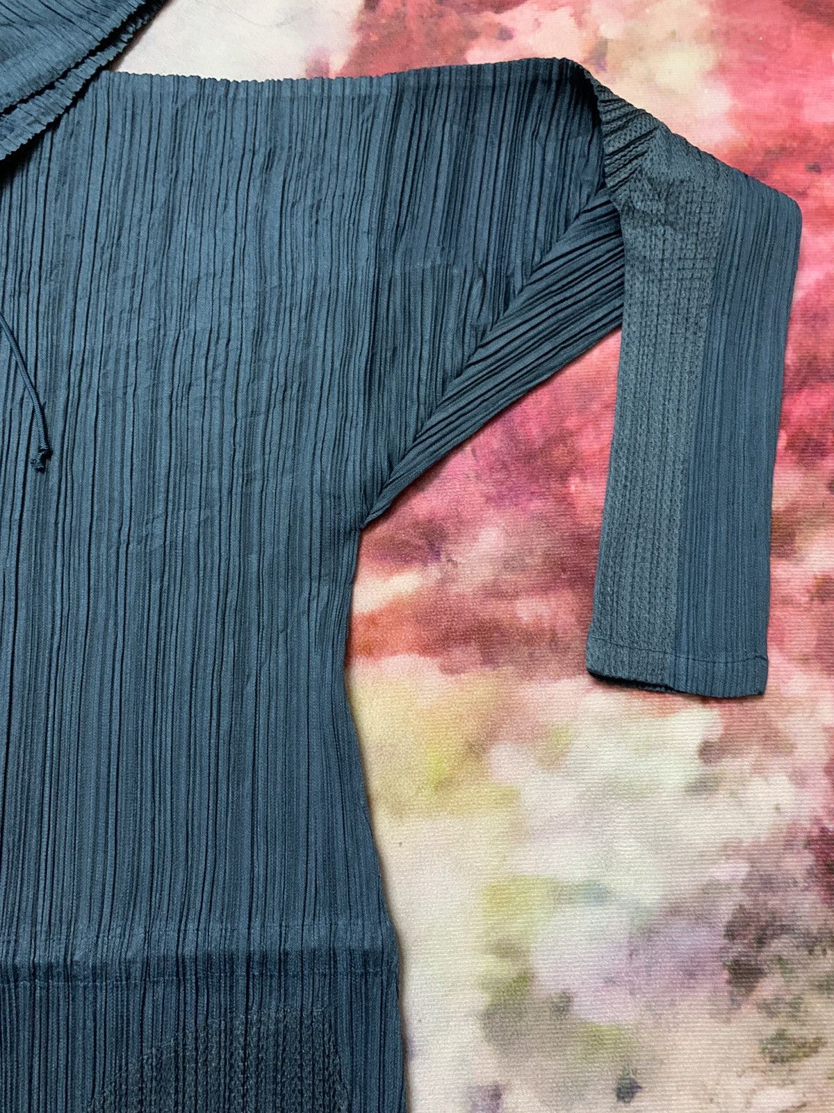Issey Miyake PLEATS PLEASE ISSEY MIYAKE HOODIE TAPERED SLEEVES WOMEN Size US M / EU 48-50 / 2 - 8 Thumbnail