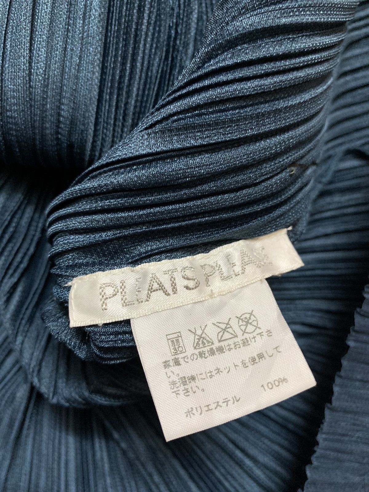 Issey Miyake PLEATS PLEASE ISSEY MIYAKE HOODIE TAPERED SLEEVES WOMEN Size US M / EU 48-50 / 2 - 12 Thumbnail