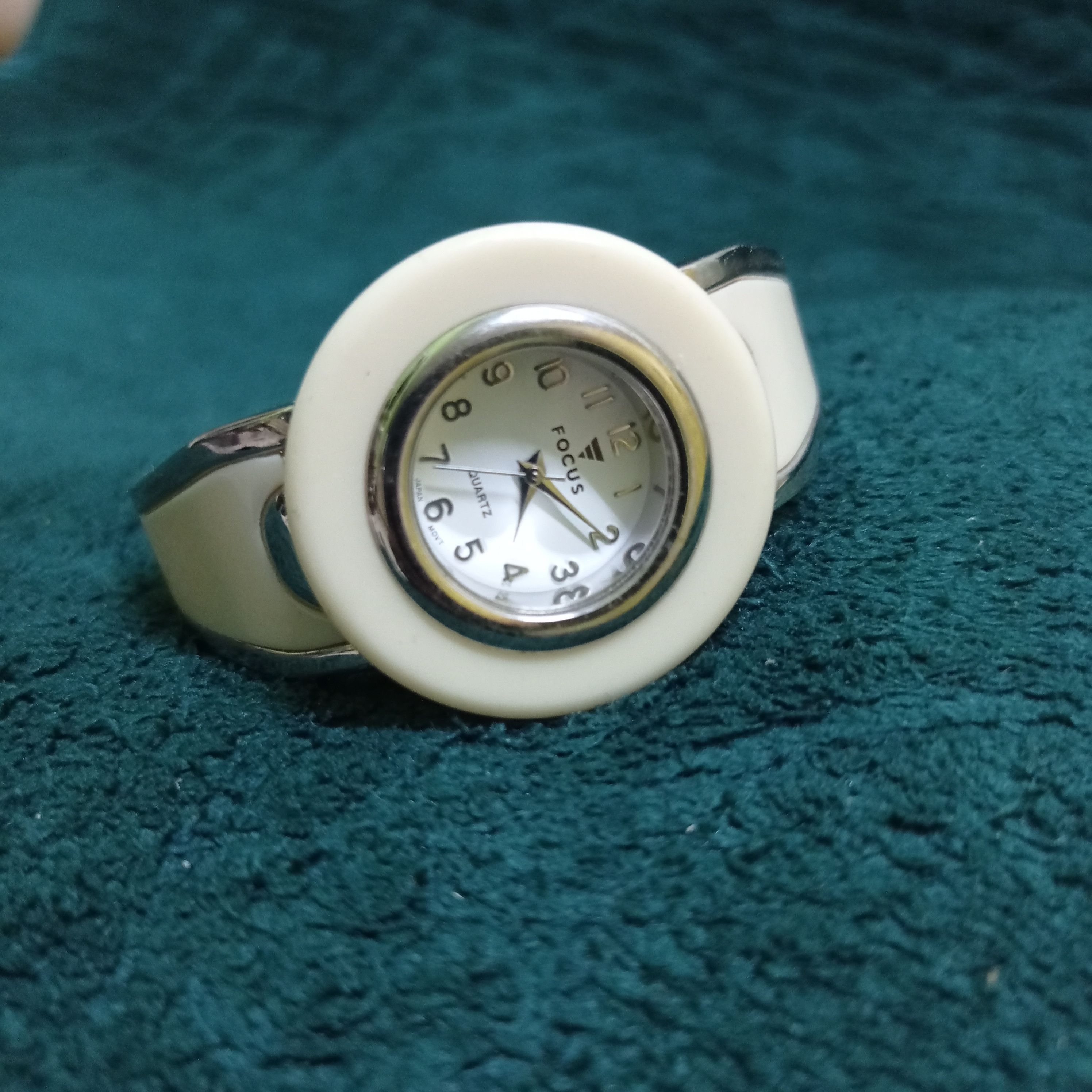 Japanese Brand Vintage "Focus" Quartz Japan Ladies Watch (Flexible Strap) Size ONE SIZE - 4 Thumbnail