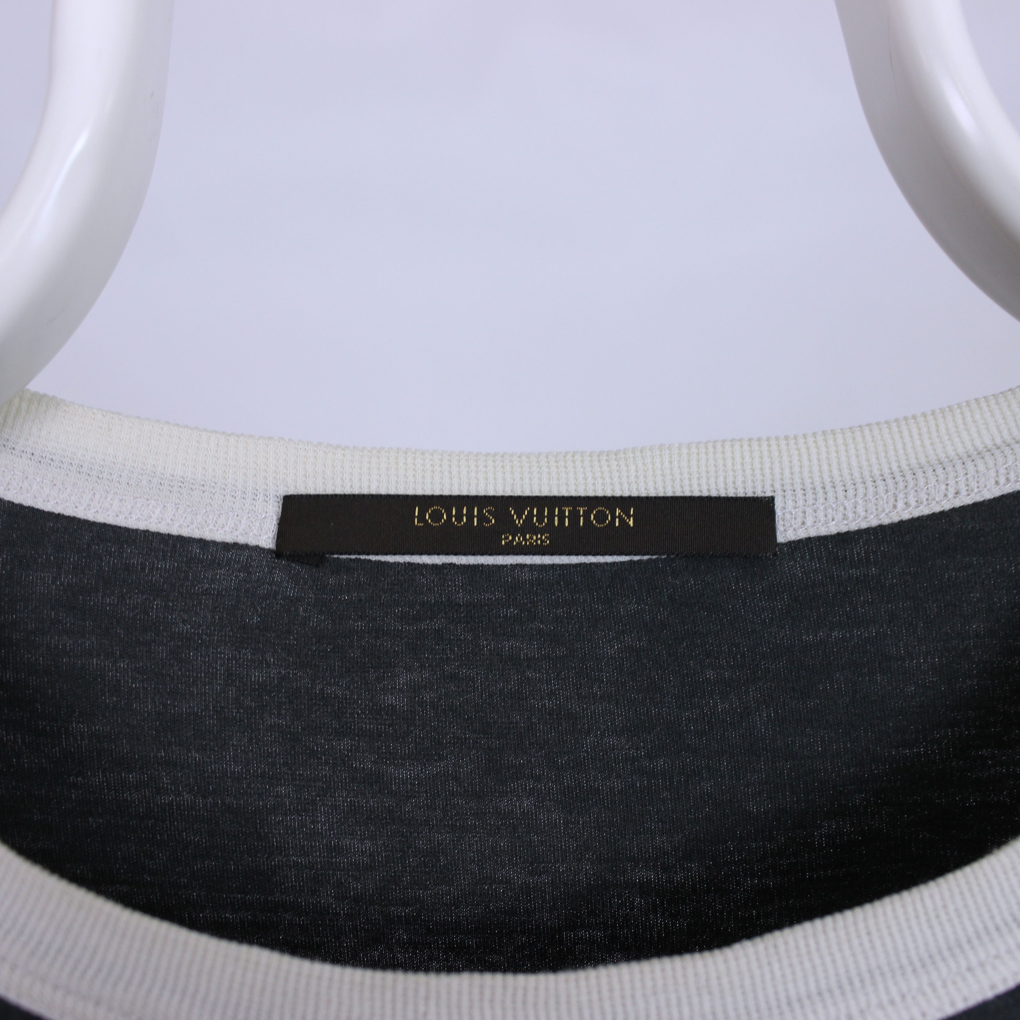 Louis Vuitton Louis vuitton vintage t shirt centr logo tee L Size US S / EU 44-46 / 1 - 10 Thumbnail