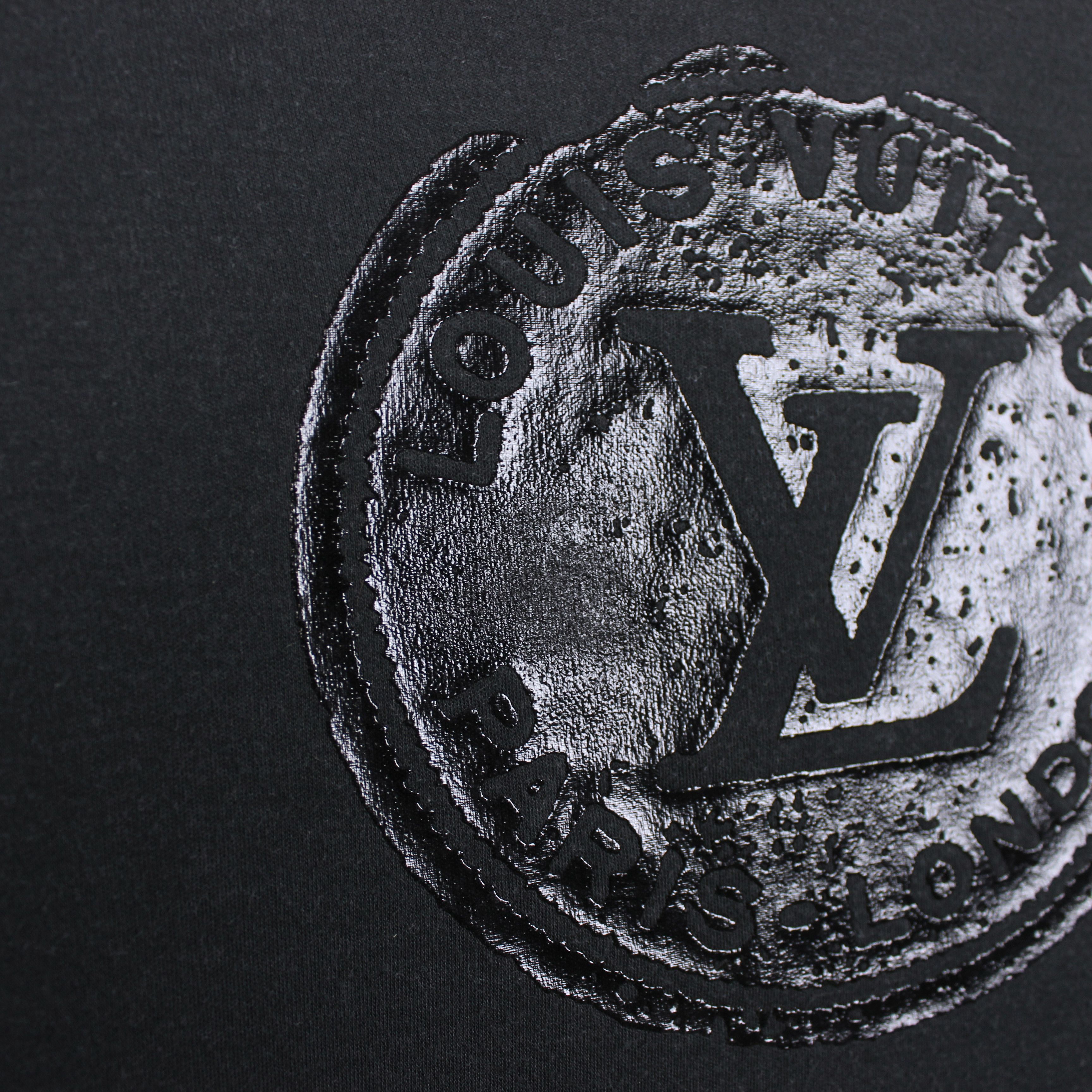 Louis Vuitton Louis vuitton vintage t shirt centr logo tee L Size US S / EU 44-46 / 1 - 12 Thumbnail