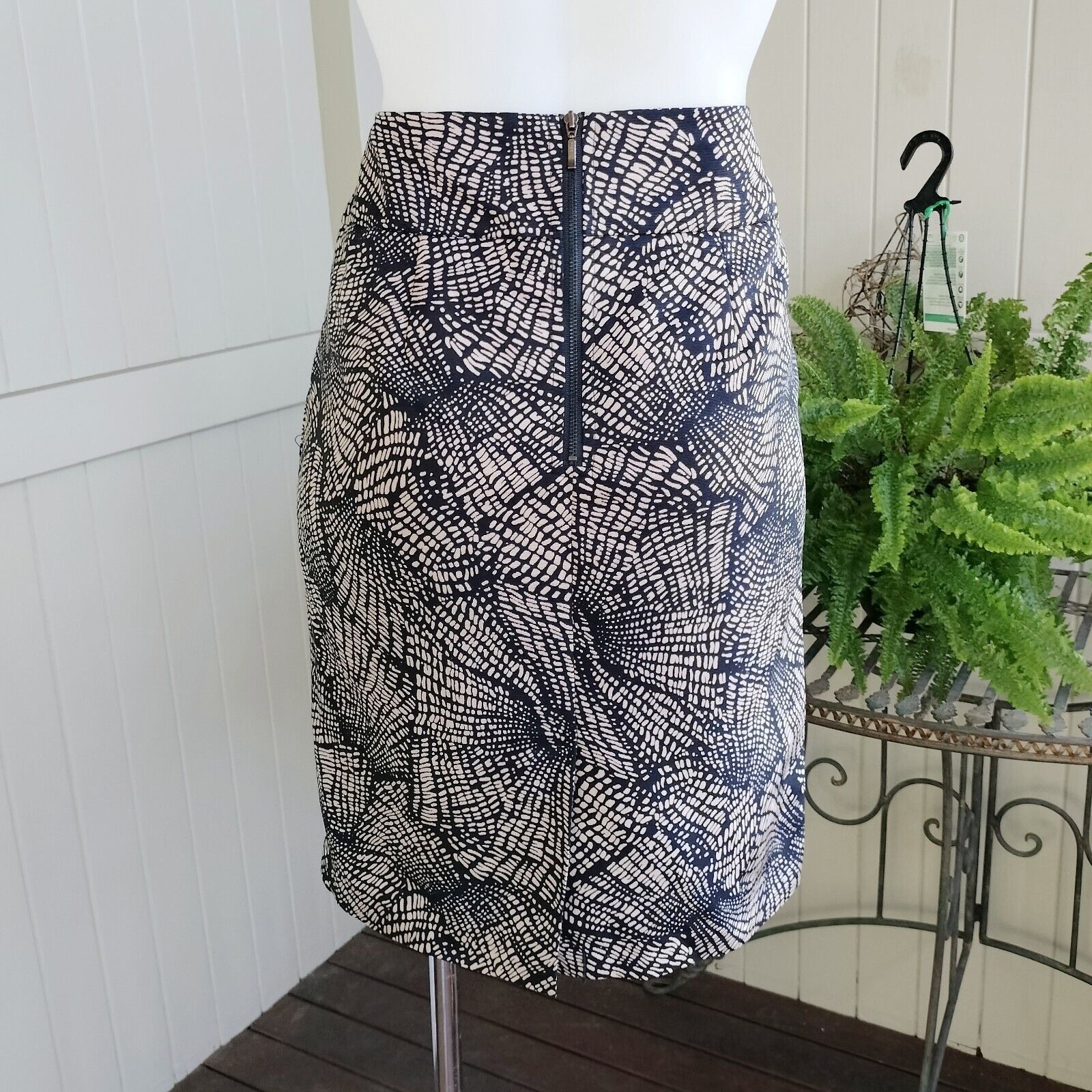 Designer Jacqui E Skirt High Waist Pencil Batik Abstract Corporate Size 27" / US 4 / IT 40 - 2 Thumbnail