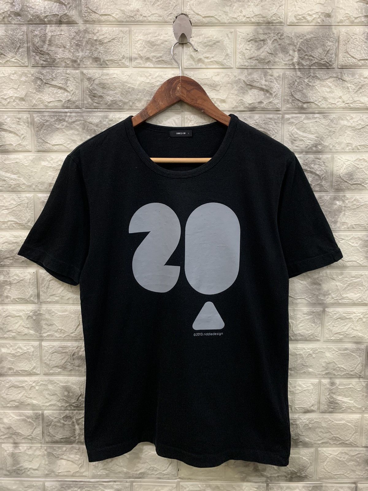 Comme Ca Ism × Japanese Brand 2013 riddle design 20 Logo black tee Size L / US 10 / IT 46 - 1 Thumbnail