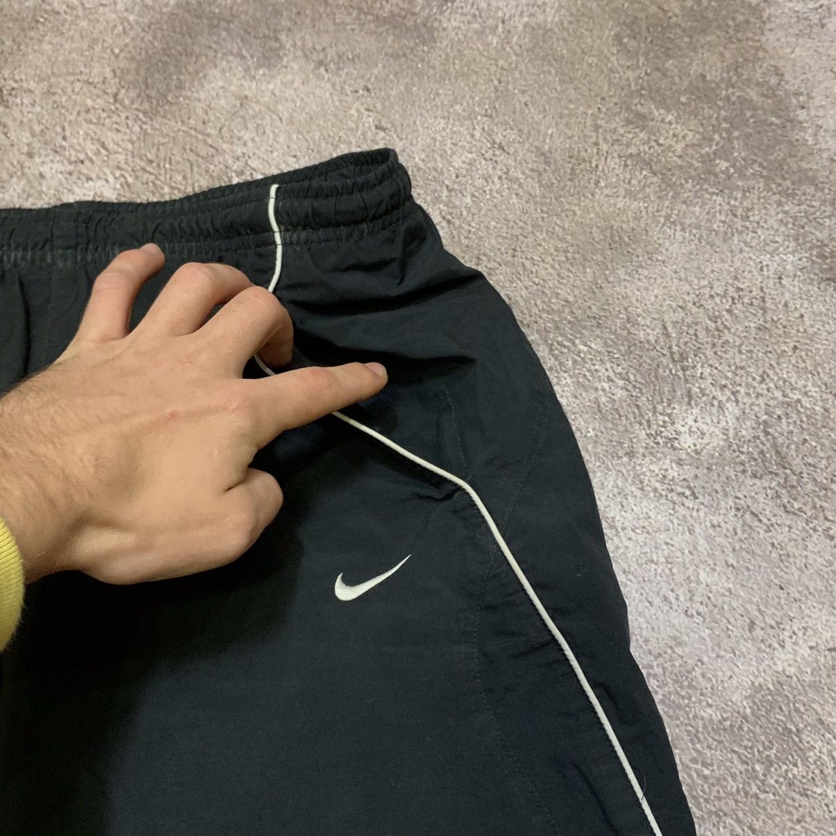 Vintage Vintage Nike Y2K Swoosh Shorts Streetwear Skate Black 30 Size US 30 / EU 46 - 4 Thumbnail