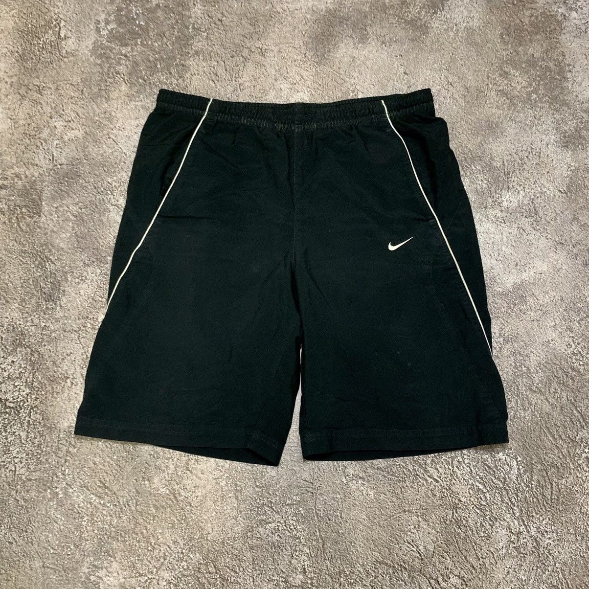 Vintage Vintage Nike Y2K Swoosh Shorts Streetwear Skate Black 30 Size US 30 / EU 46 - 1 Thumbnail