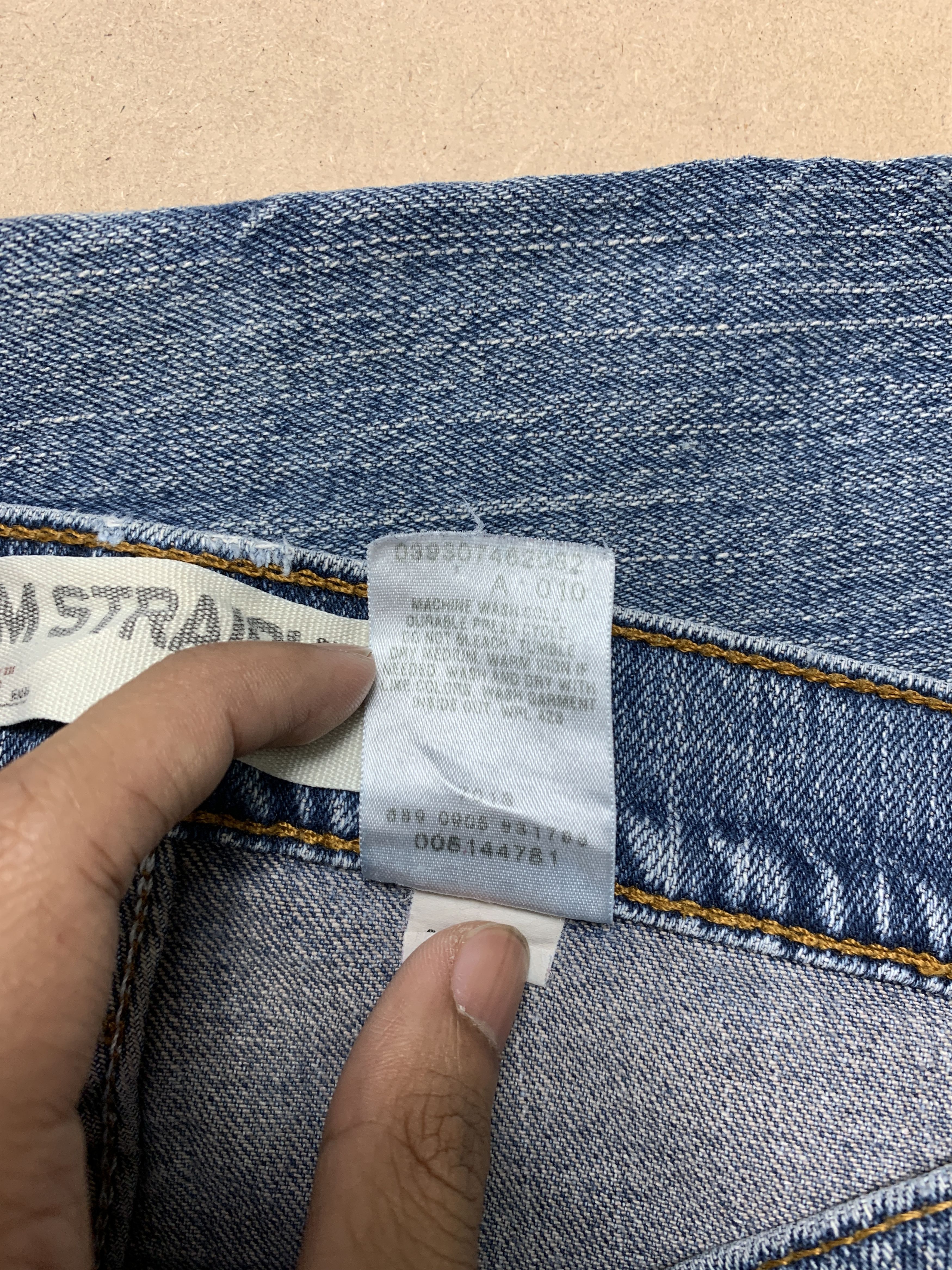 Levi's Vintage Levis 514 Straight Cut Faded Mid Wash Jeans P0385 Size US 33 - 10 Thumbnail