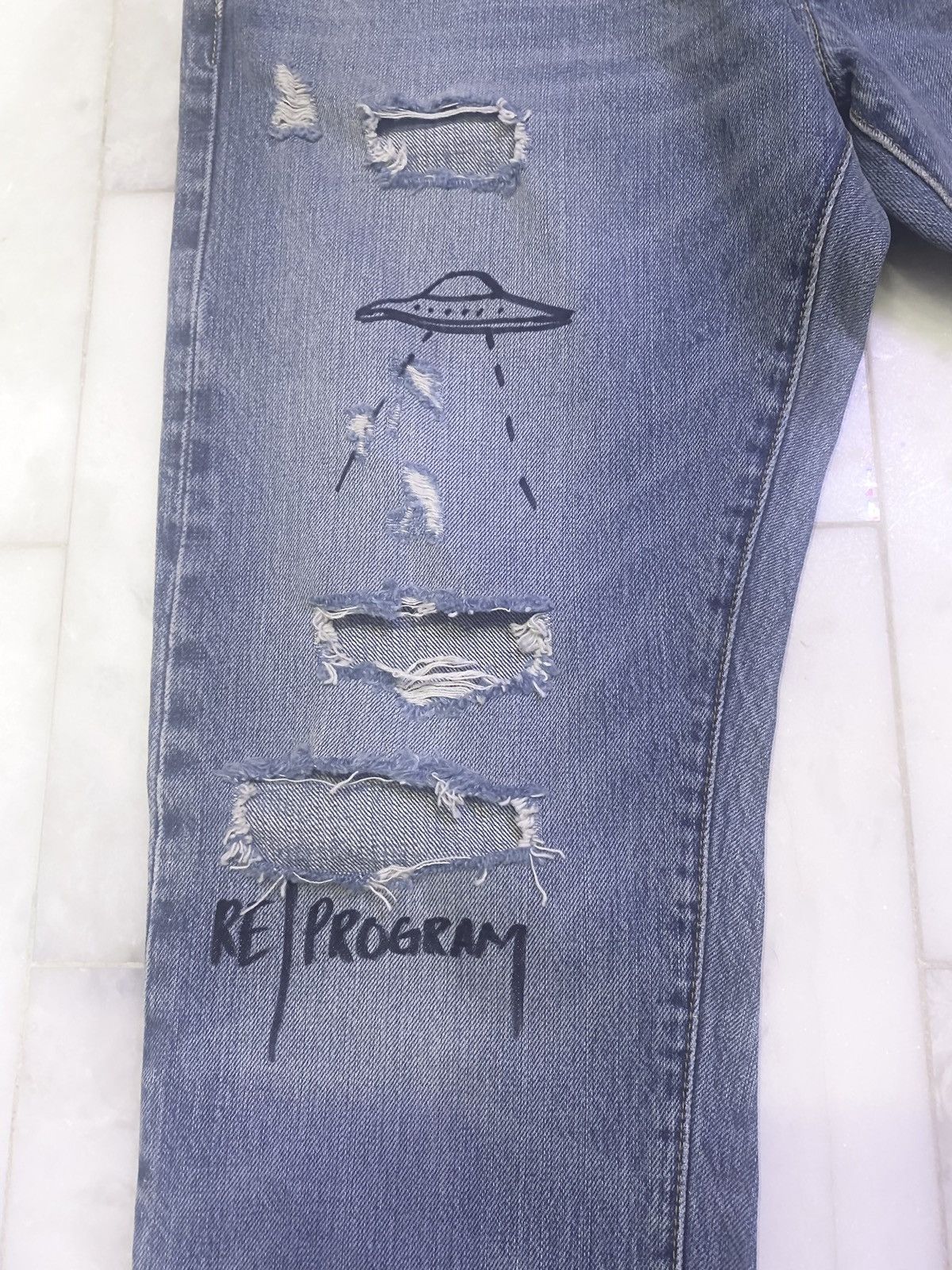 Visitor on Earth Rare New Visitor On Earth Destroyed Skinny Light Jeans Size US 32 / EU 48 - 6 Thumbnail