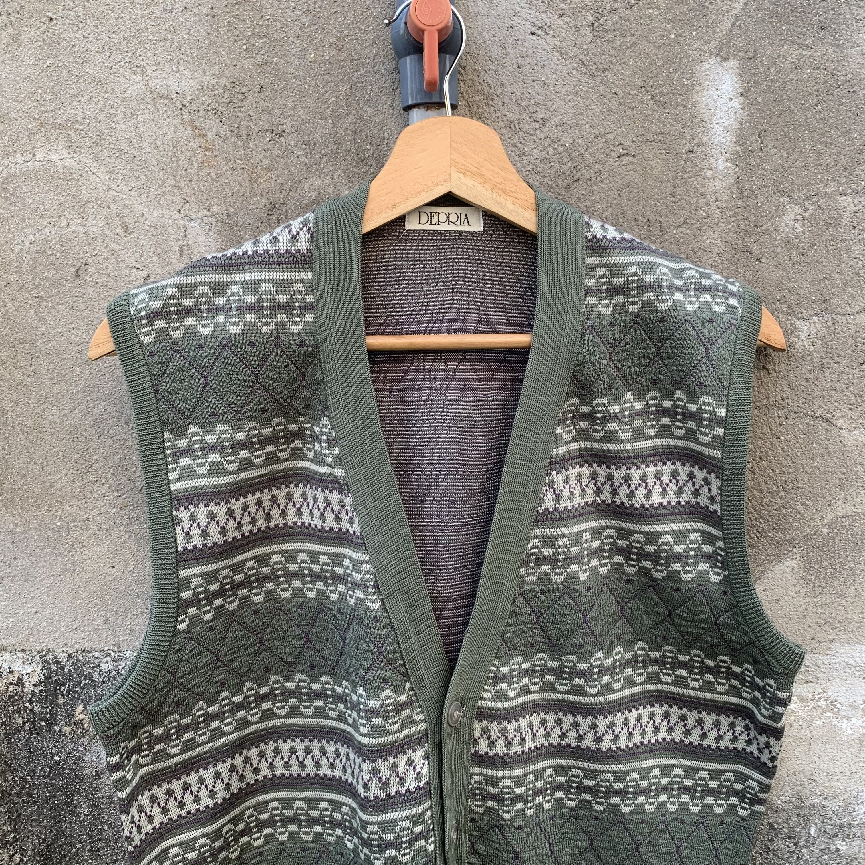 Aran Isles Knitwear DEPRIA Japan Knit Arts Sleeveless Vest Nice Design Size US S / EU 44-46 / 1 - 2 Thumbnail