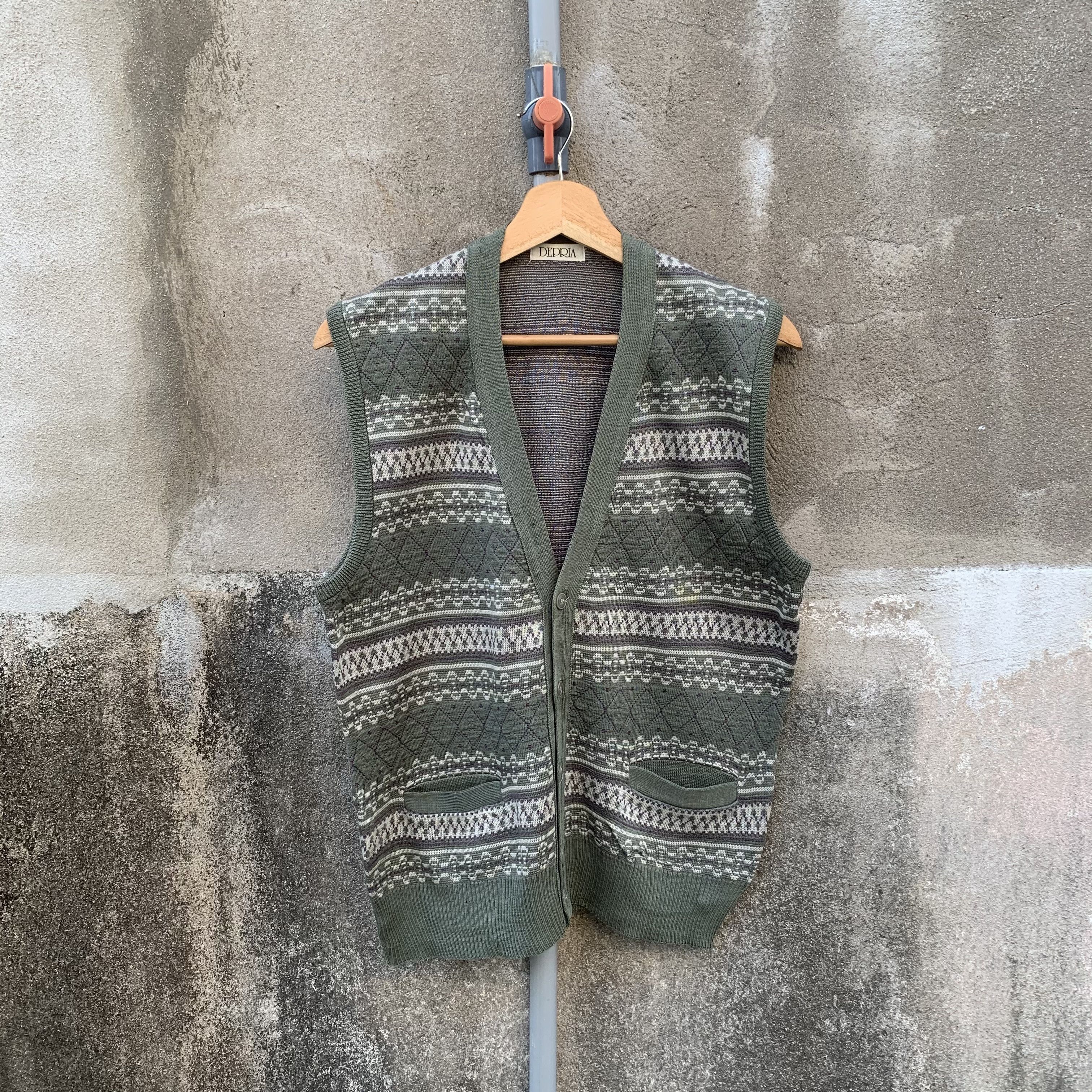 Aran Isles Knitwear DEPRIA Japan Knit Arts Sleeveless Vest Nice Design Size US S / EU 44-46 / 1 - 1 Thumbnail