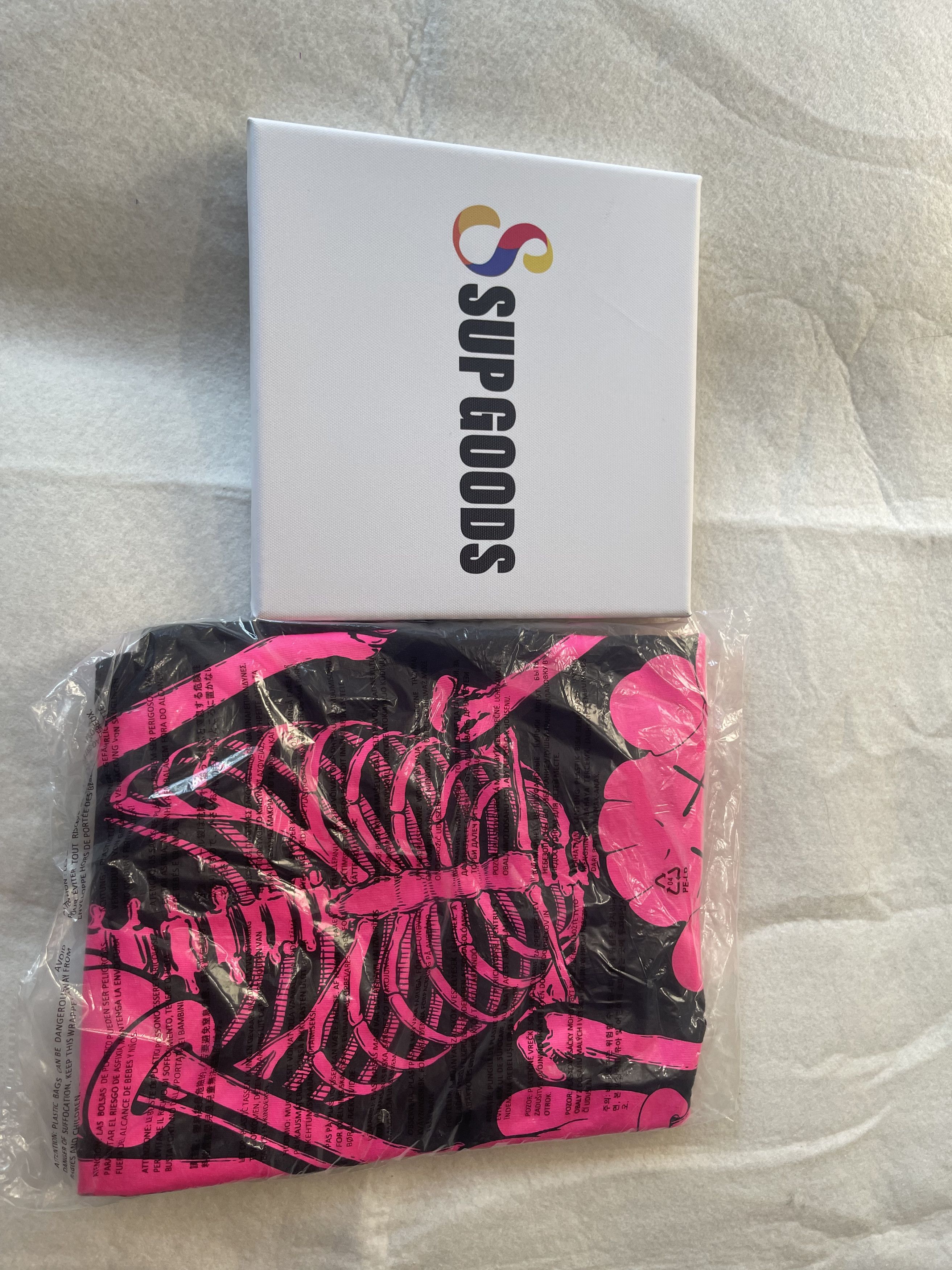 Kaws KAWS SKELETON NEW FICTION T-shirt Black Pink Size XL Size US XL / EU 56 / 4 - 4 Thumbnail
